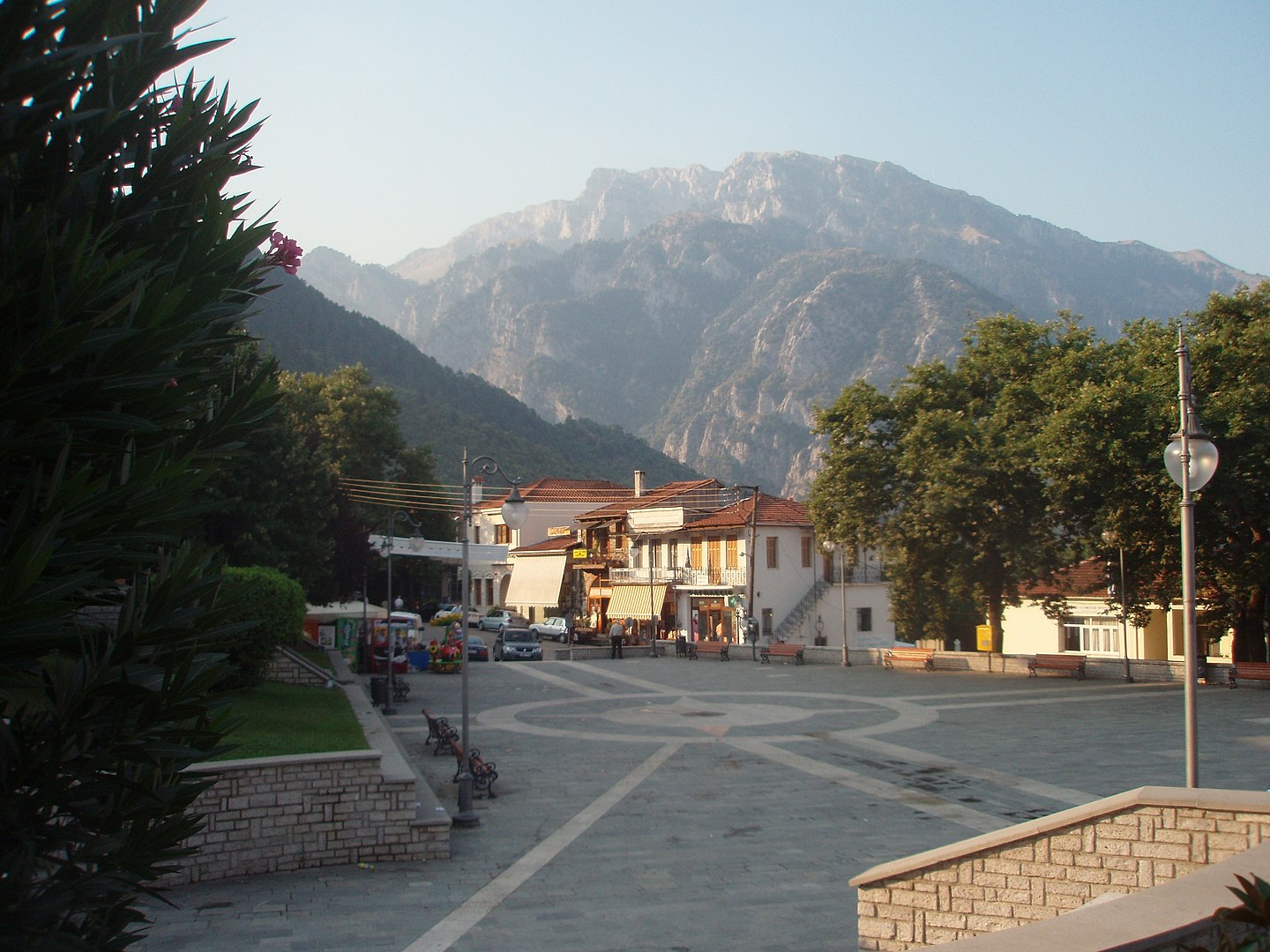 1440px-Konitsa,_Konitsa_municipality,_Ioannina_prefecture,_Greece_-_Central_square_-_02.jpg
