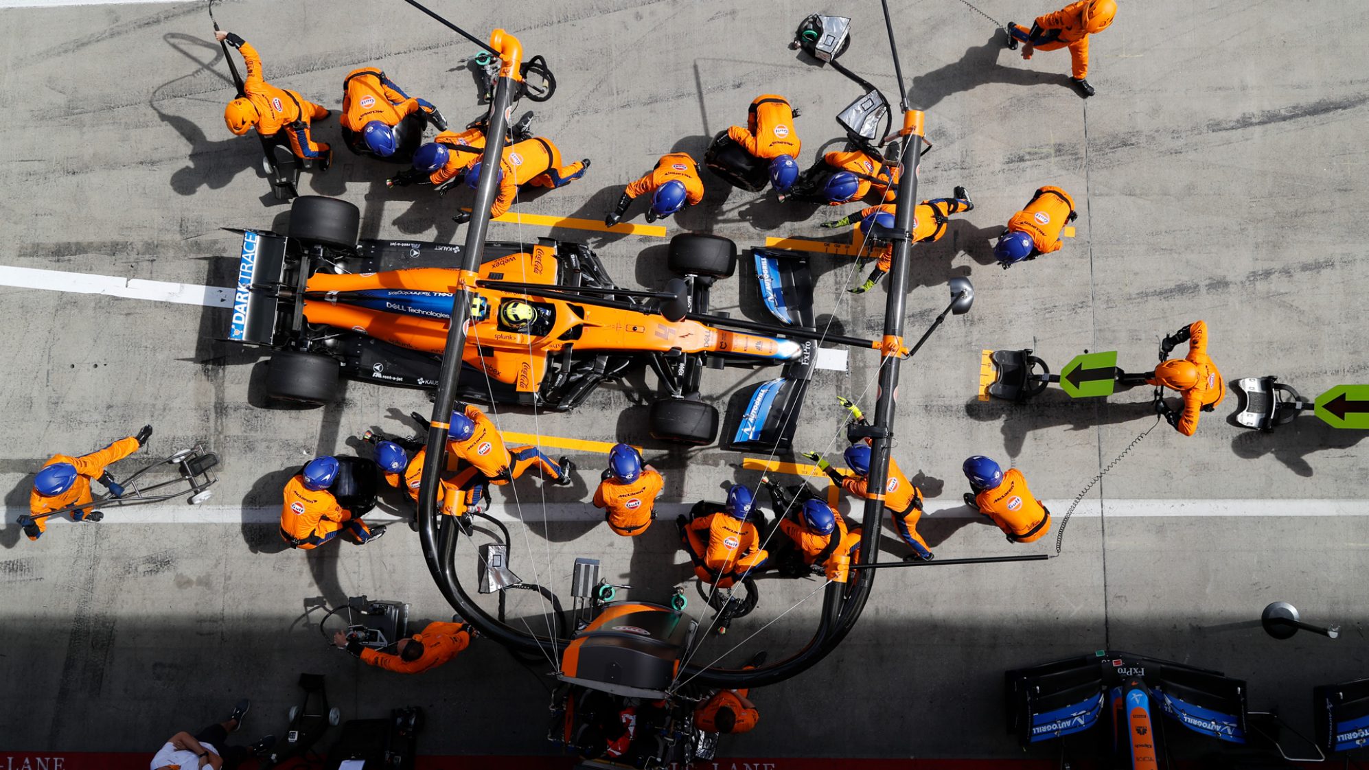 129.-Formula1-GPAustria-cambio-gomas.jpg