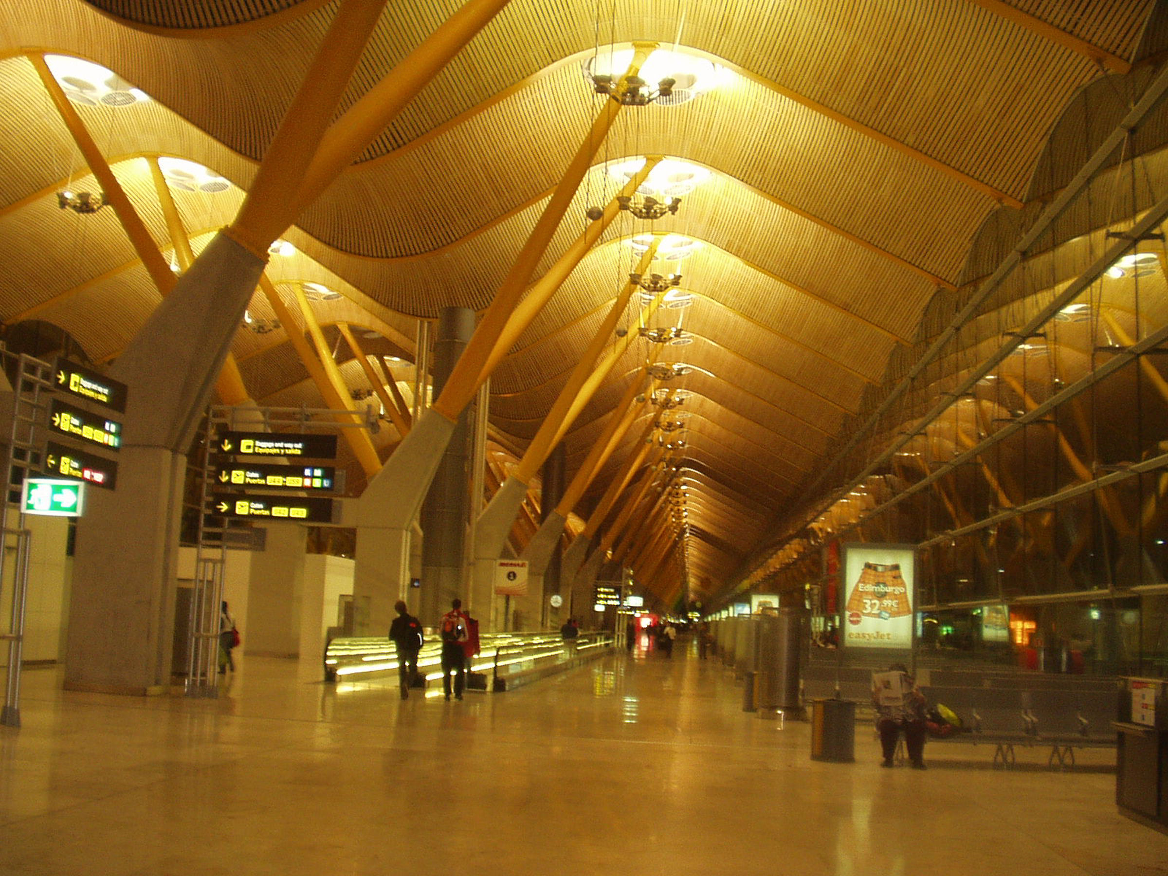 156.-Aeroporto Barajas, Spagna (interno).jpg