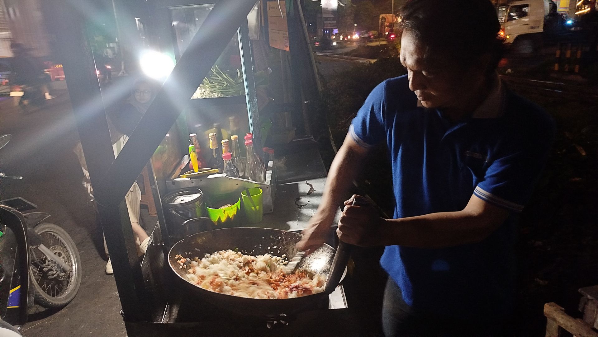 nasi goreng wajan tangan jauh
