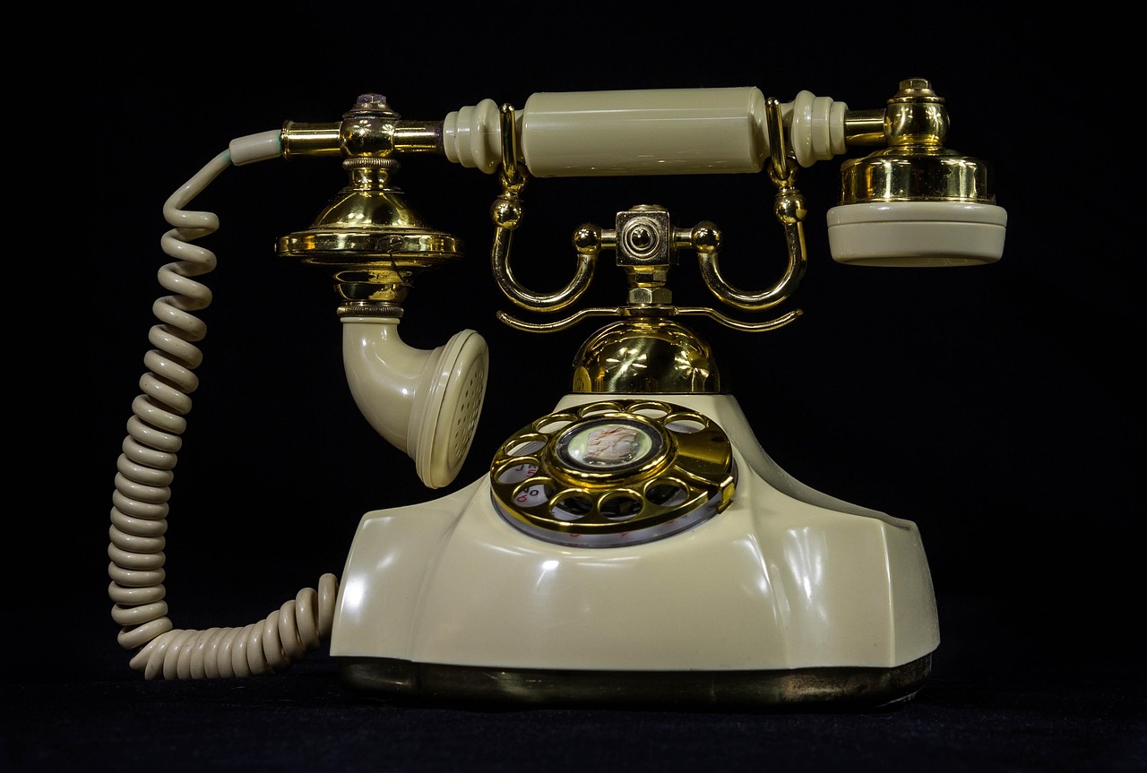 antique-telephone-379563_1280.jpg