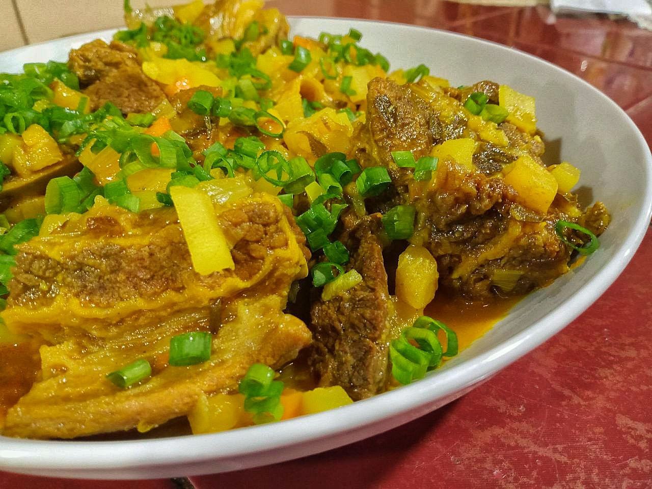 Tasty beef stew with turmeric, potatoes and plantain [ENG||ESP]