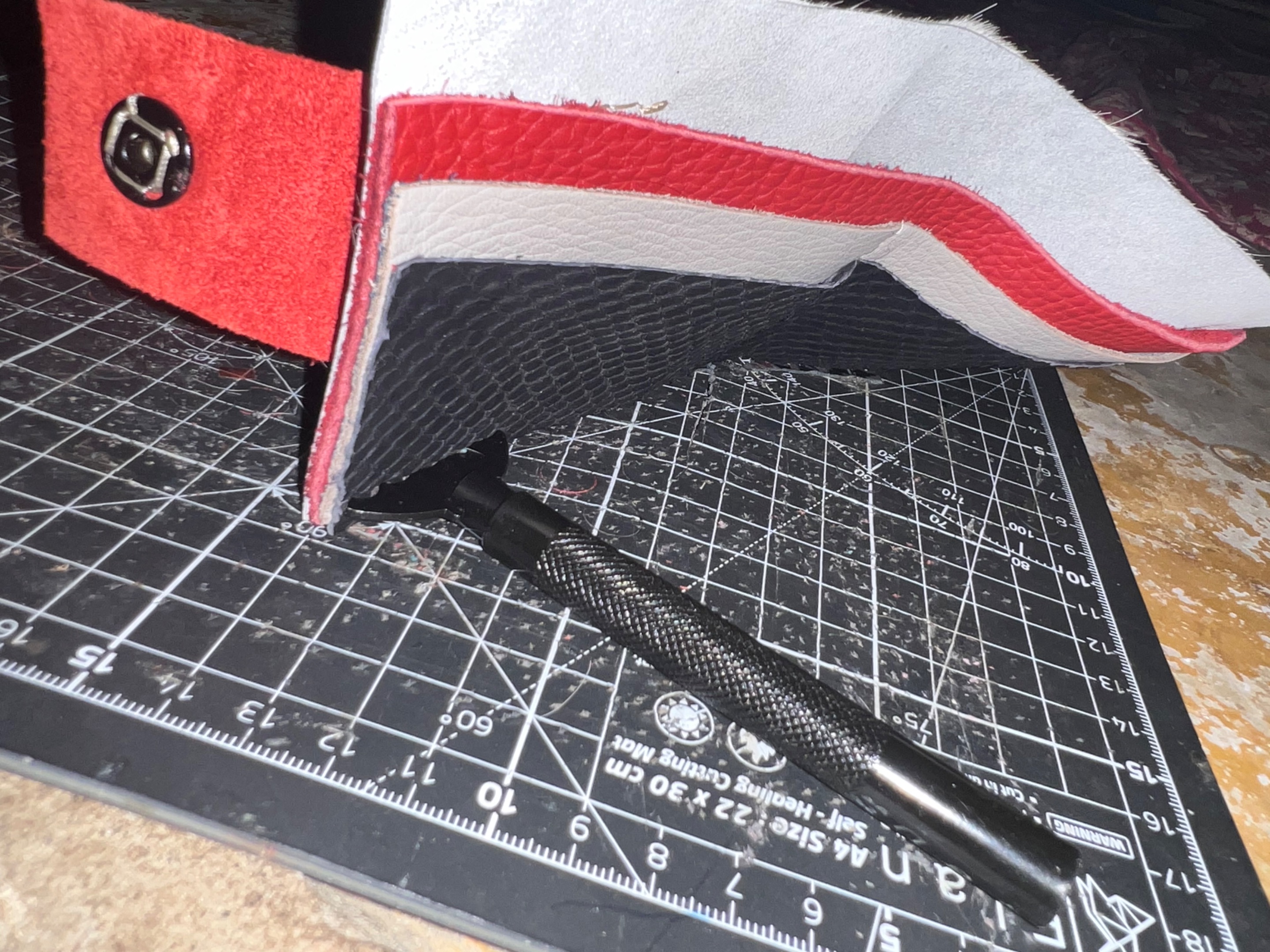 Making the holes of the edge of the Hive Wallet in order to have all the pieces togeher