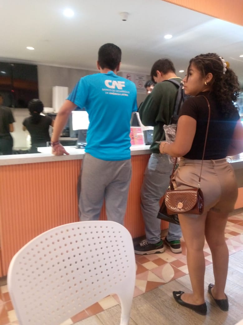 él pagando.jpeg