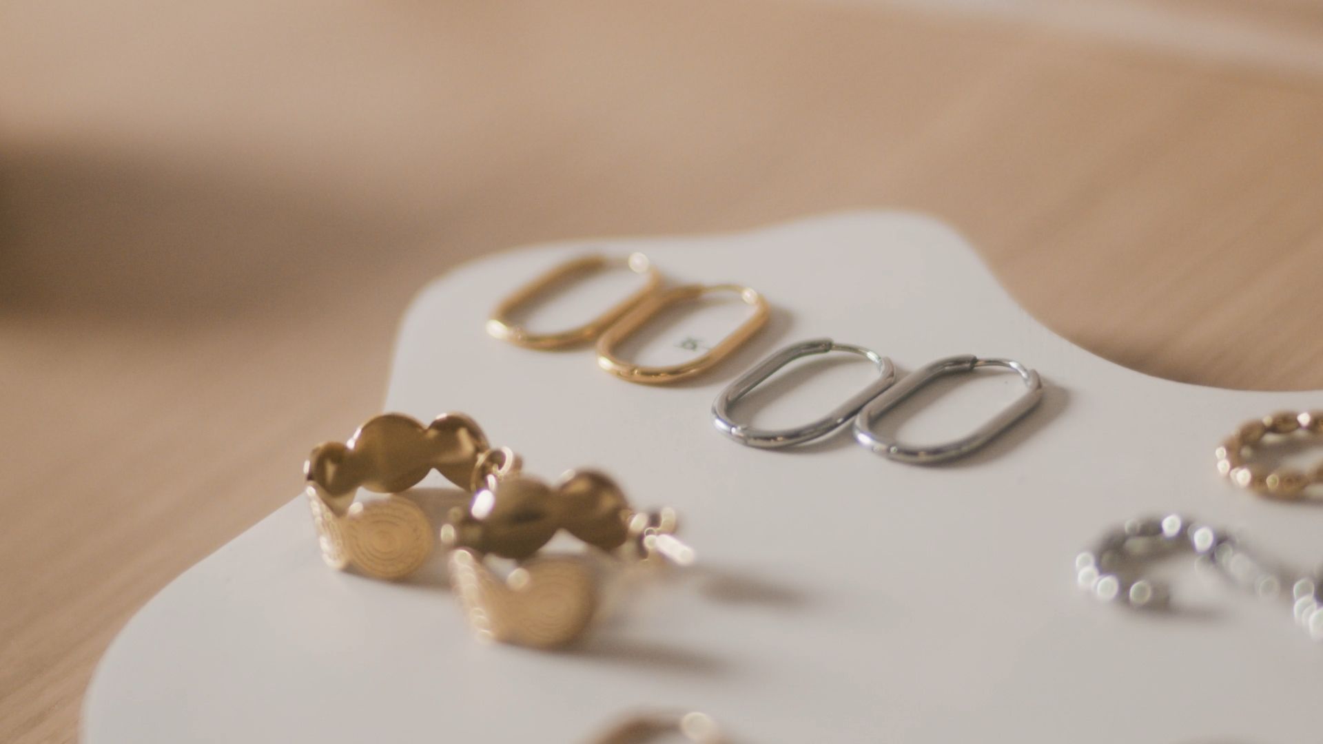 Capturing Radiance: Jewelry Product Photography with Warm Tones and Depth of Field