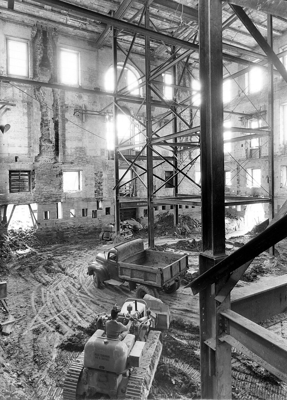 The_Shell_of_the_White_House_during_the_Renovation-05-17-1950.jpg