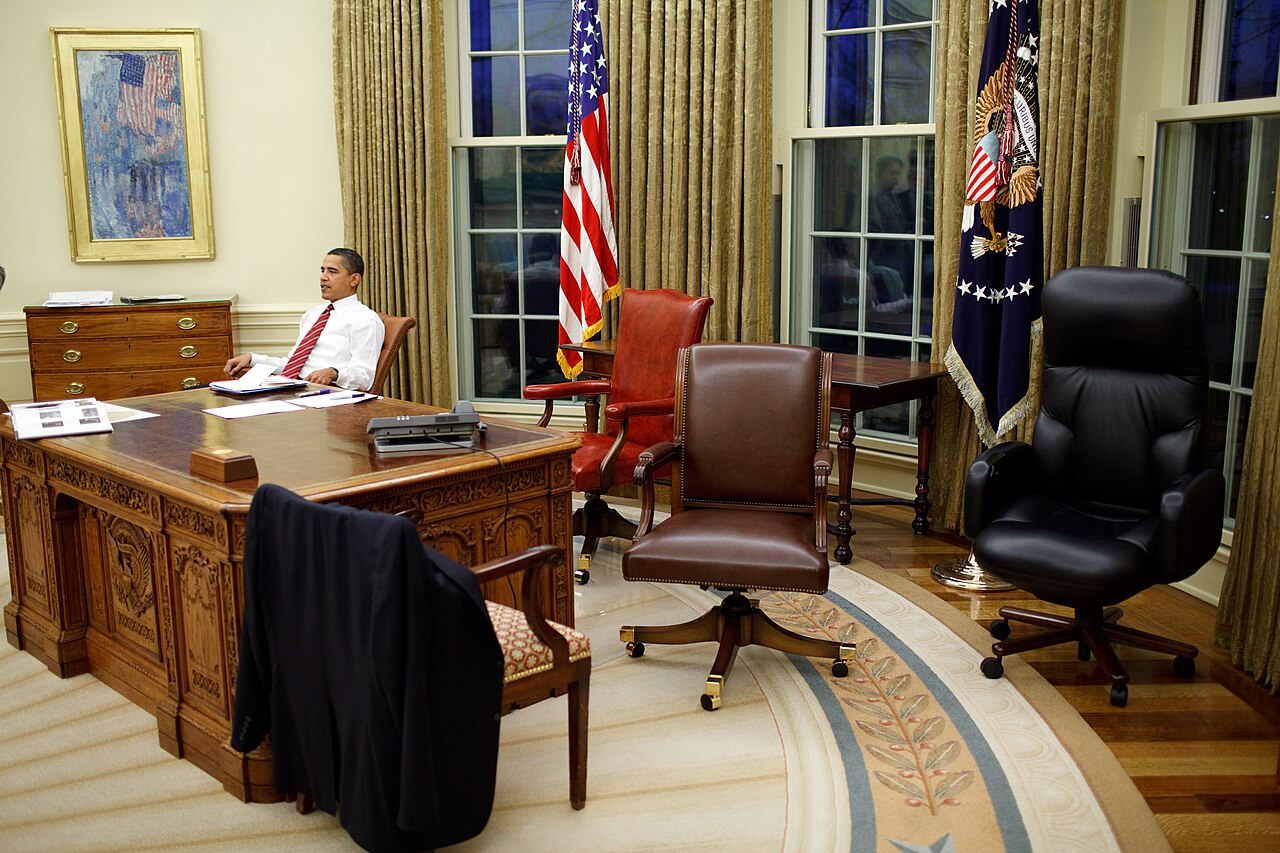 Barack_Obama_trying_differents_desk_chairs_in_the_Oval_Office.jpg