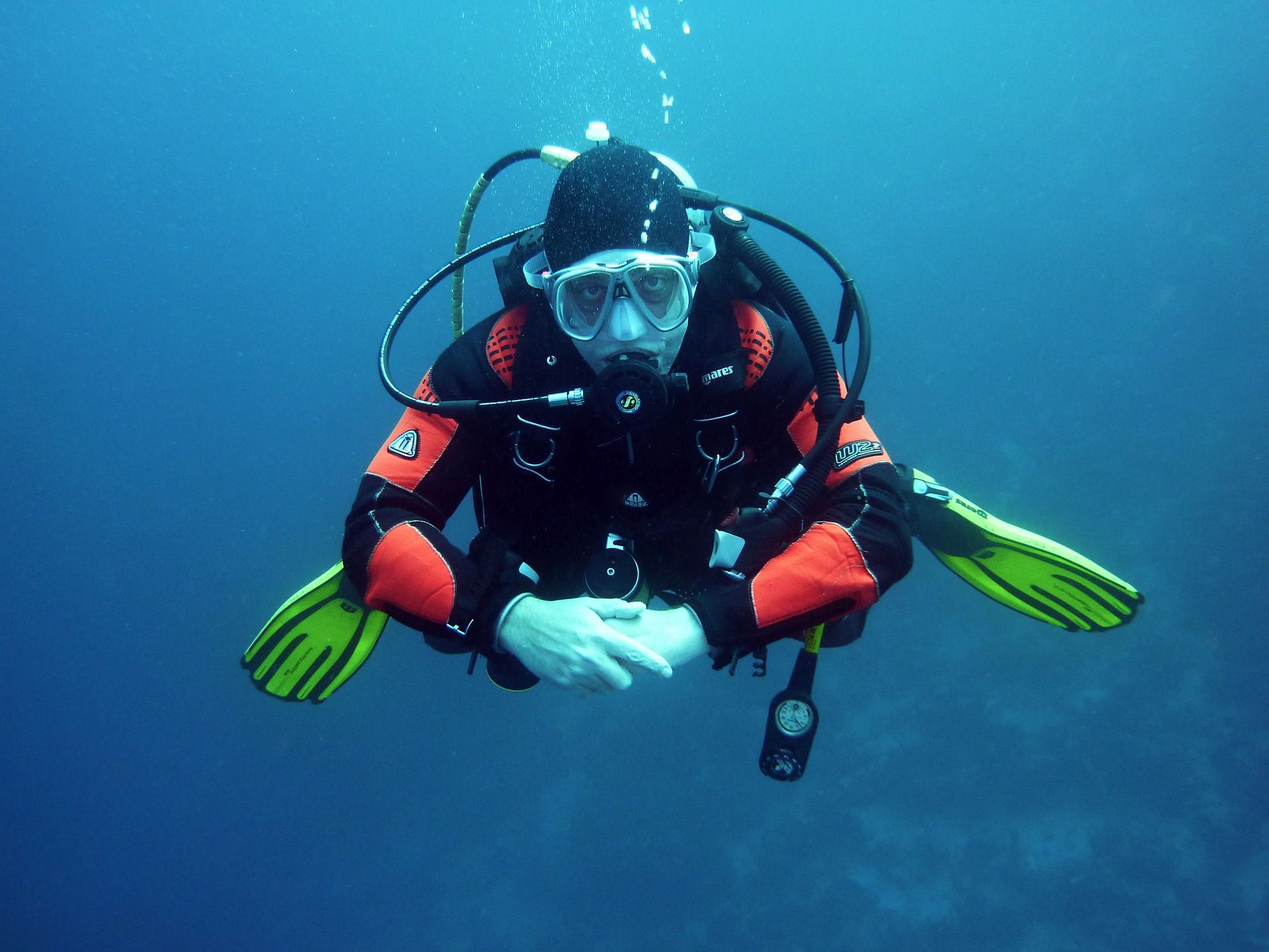 diver-g2e71131b1_1920.jpg