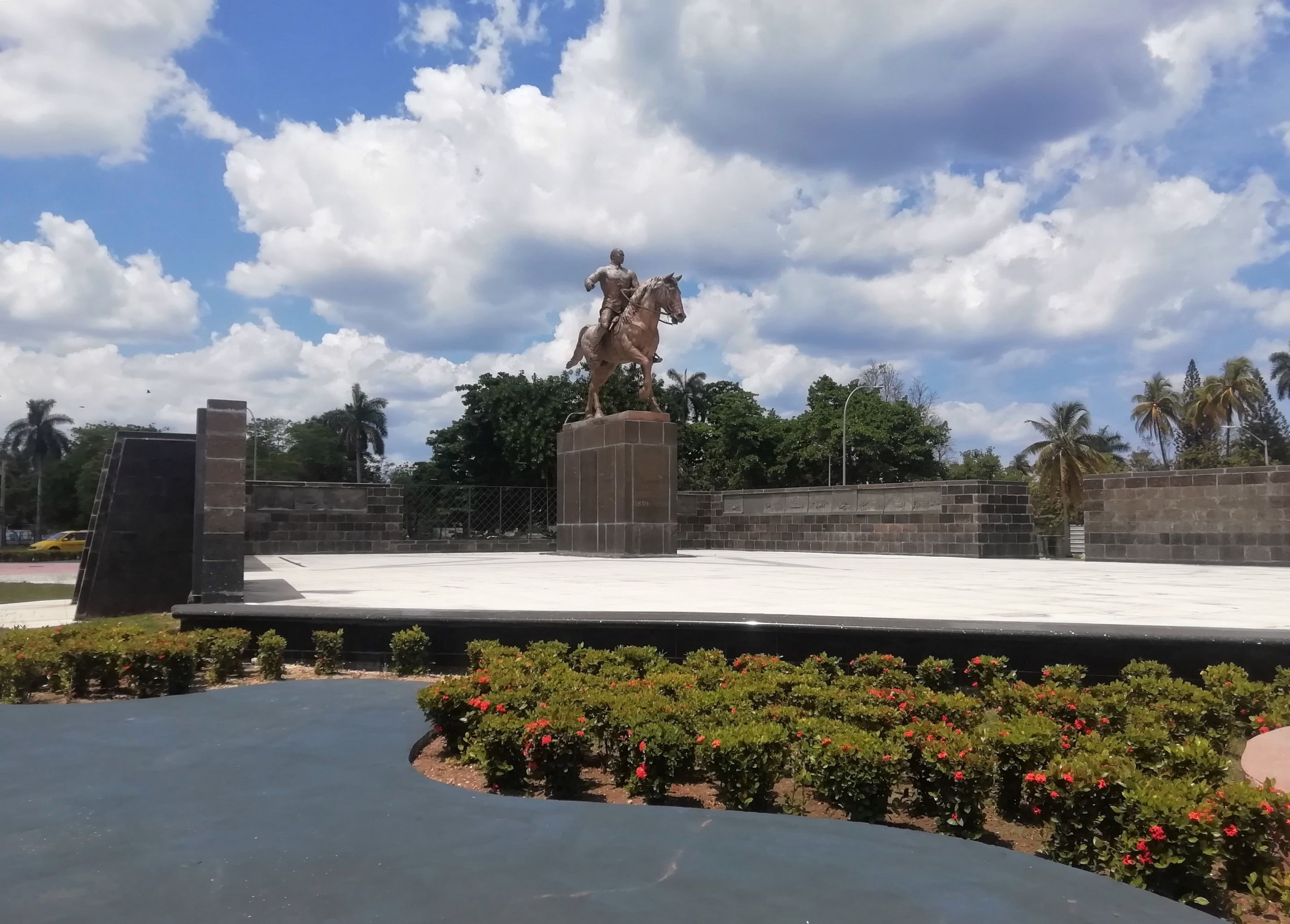Si Estatua Jardin.jpg
