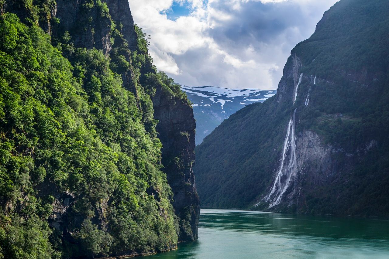waterfall-5838582_1280.jpg