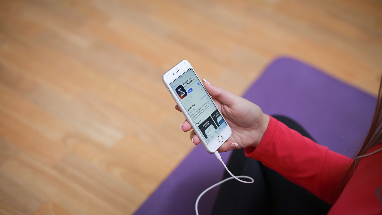 phone yoga pixa.jpg