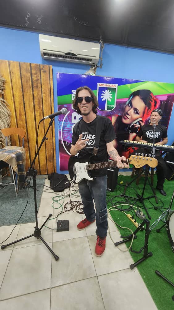 Clandestinos en vivo en el programa "Tiempo Para Hablarte" - Lobo Hombre en París cover