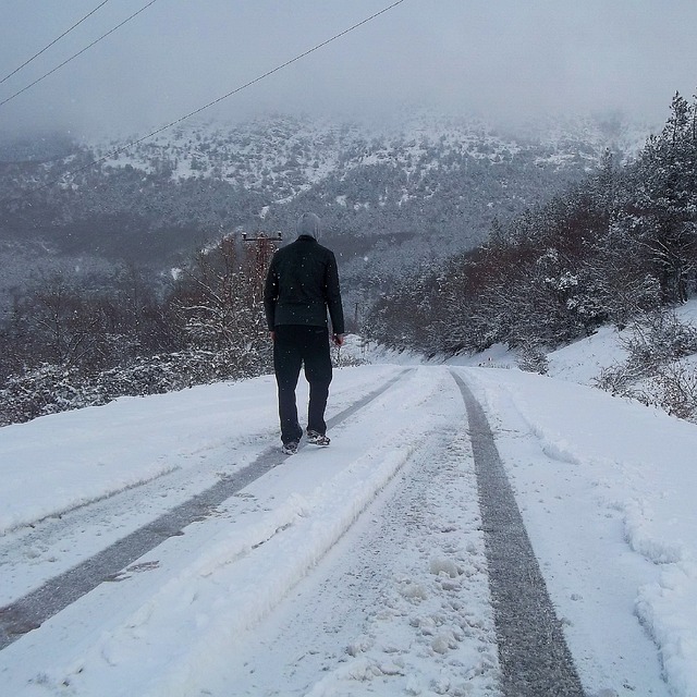 Pixabay-halef_-manwalkingin-snow-929099_640.jpg