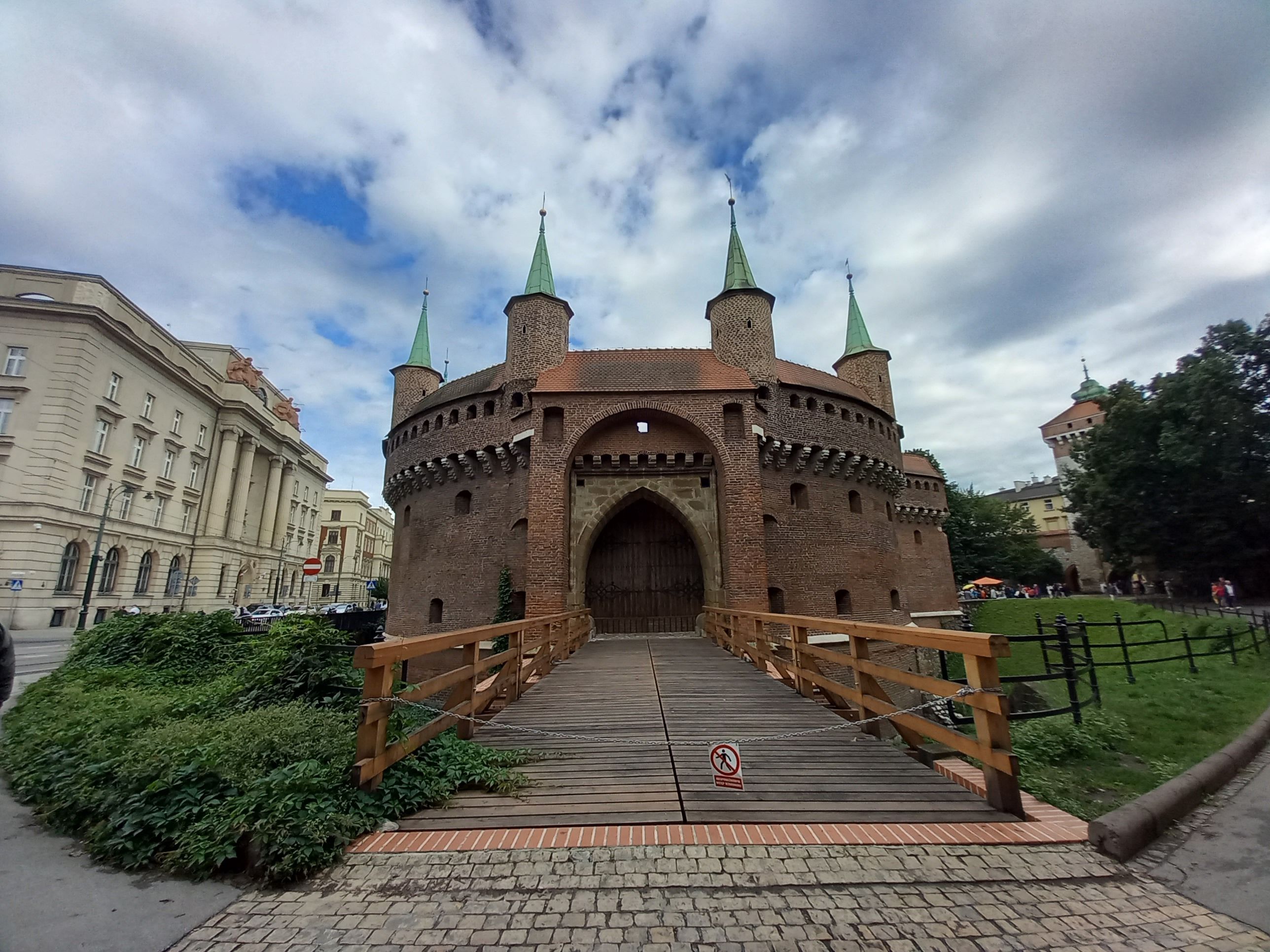 Barbakán (Krakov)Krakow Barbican.jpg