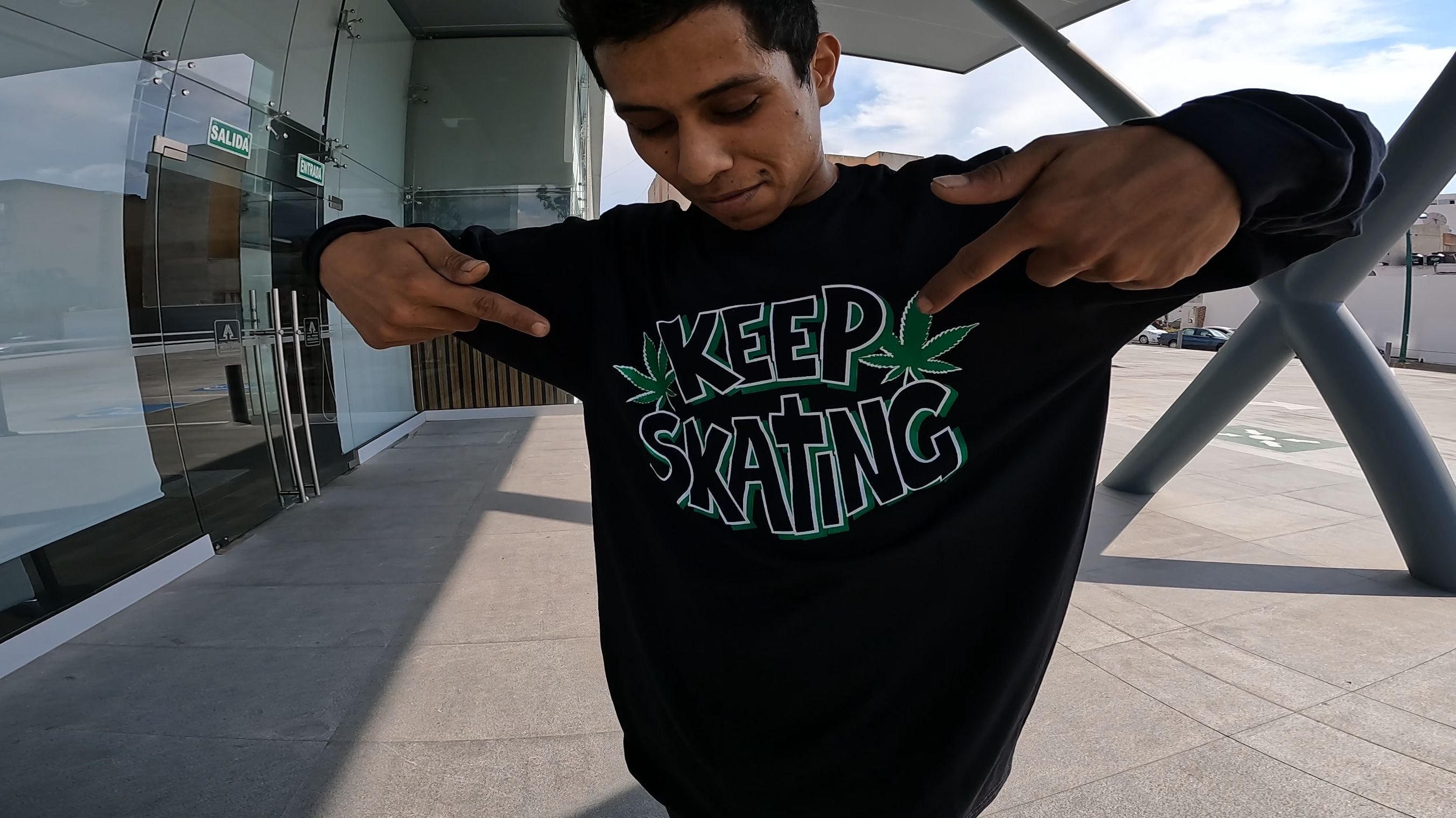 pikos usando playera keep skating.jpg