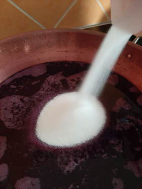 Zucker eingiessen in Pfanne 1.0.jpg