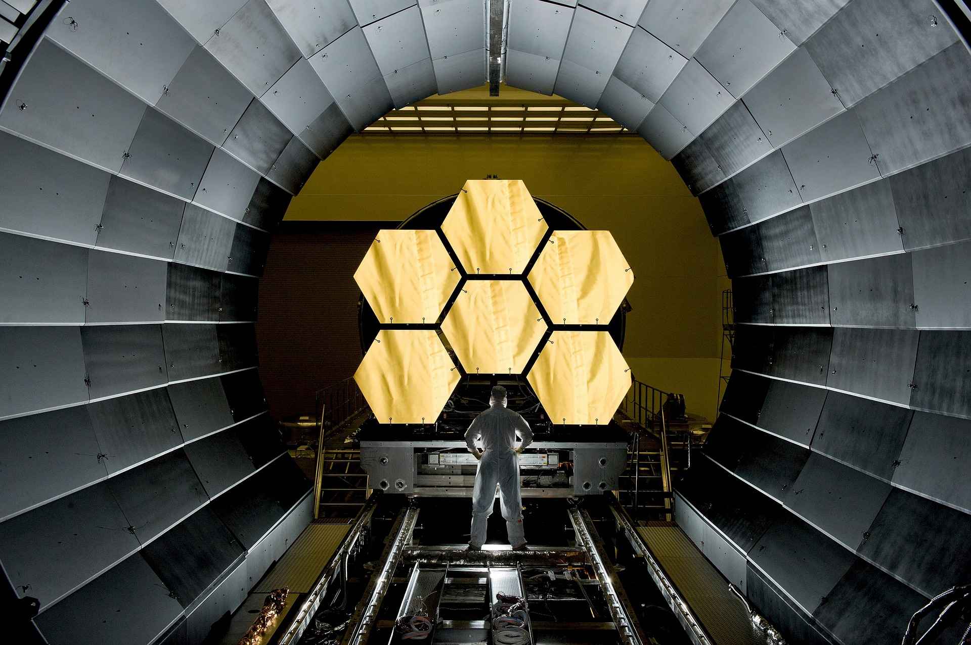spacetelescope532989_1920.jpg