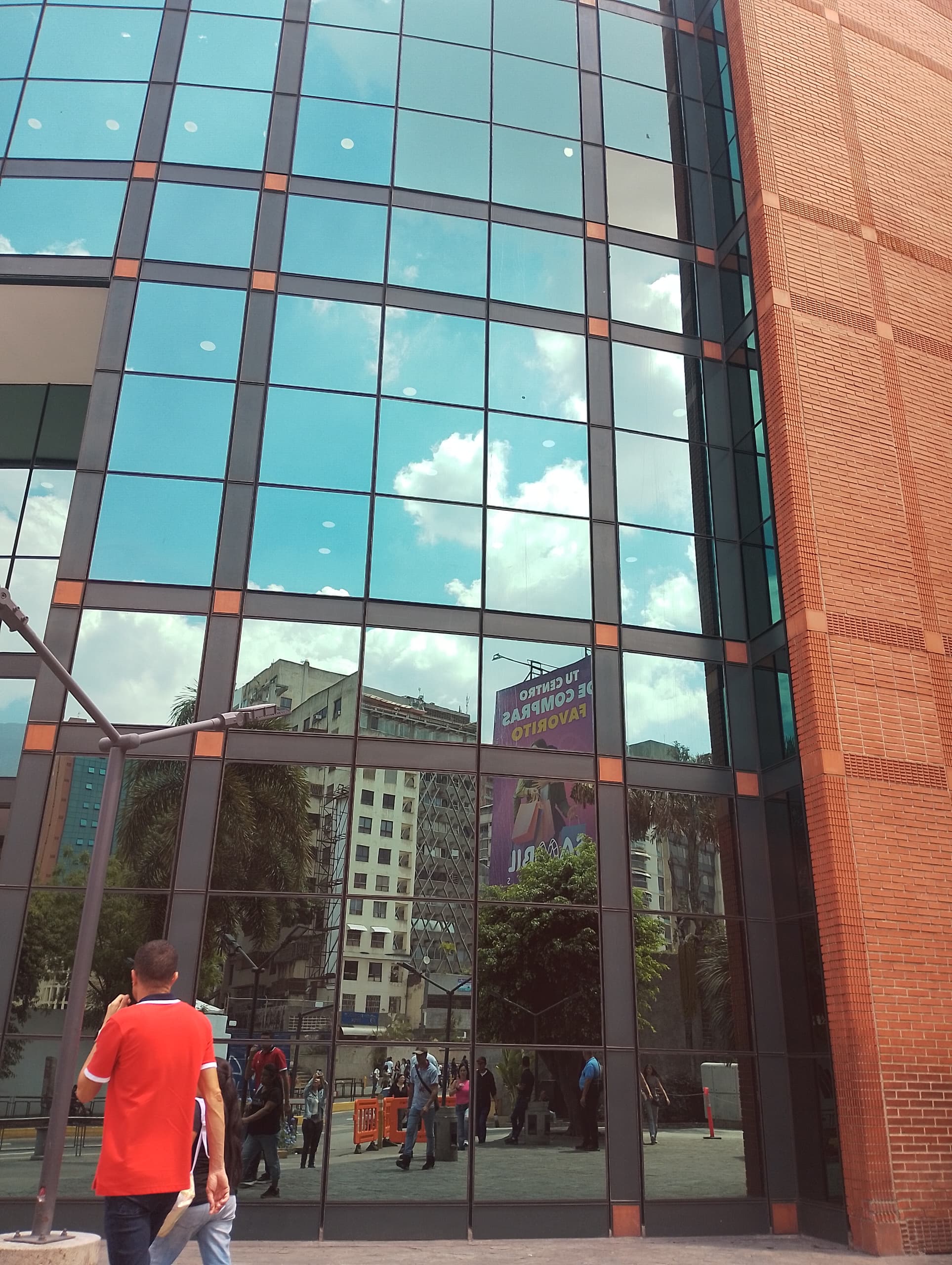 Picture of post : Entry to the Round 216 Reflection Hunters Contest - And Taking Pictures / Y Tomando Fotos