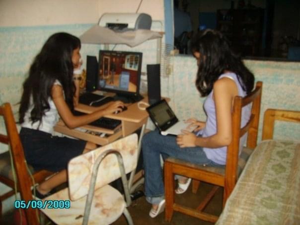 Yo con 15 años jugando los sims 2 😆
