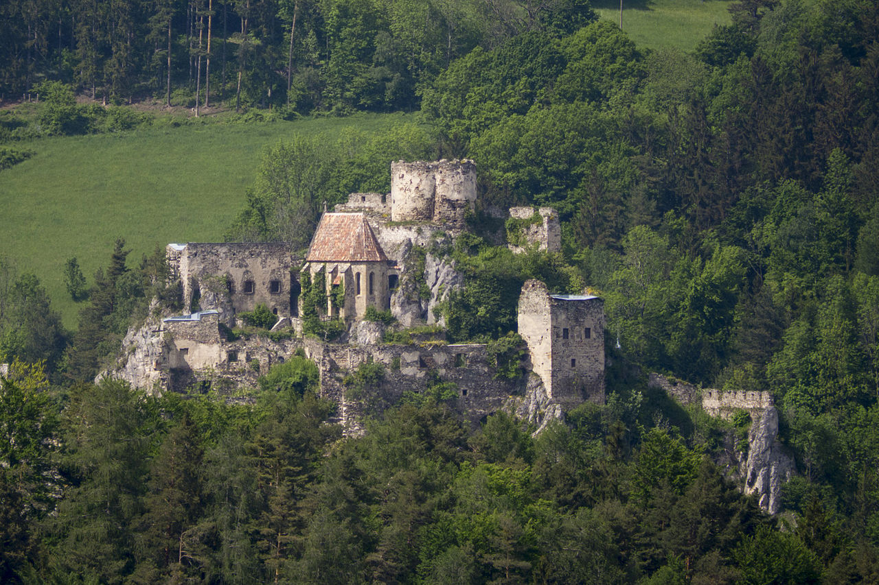 Castle Ruin Klamm - photo: Thomas Ledl