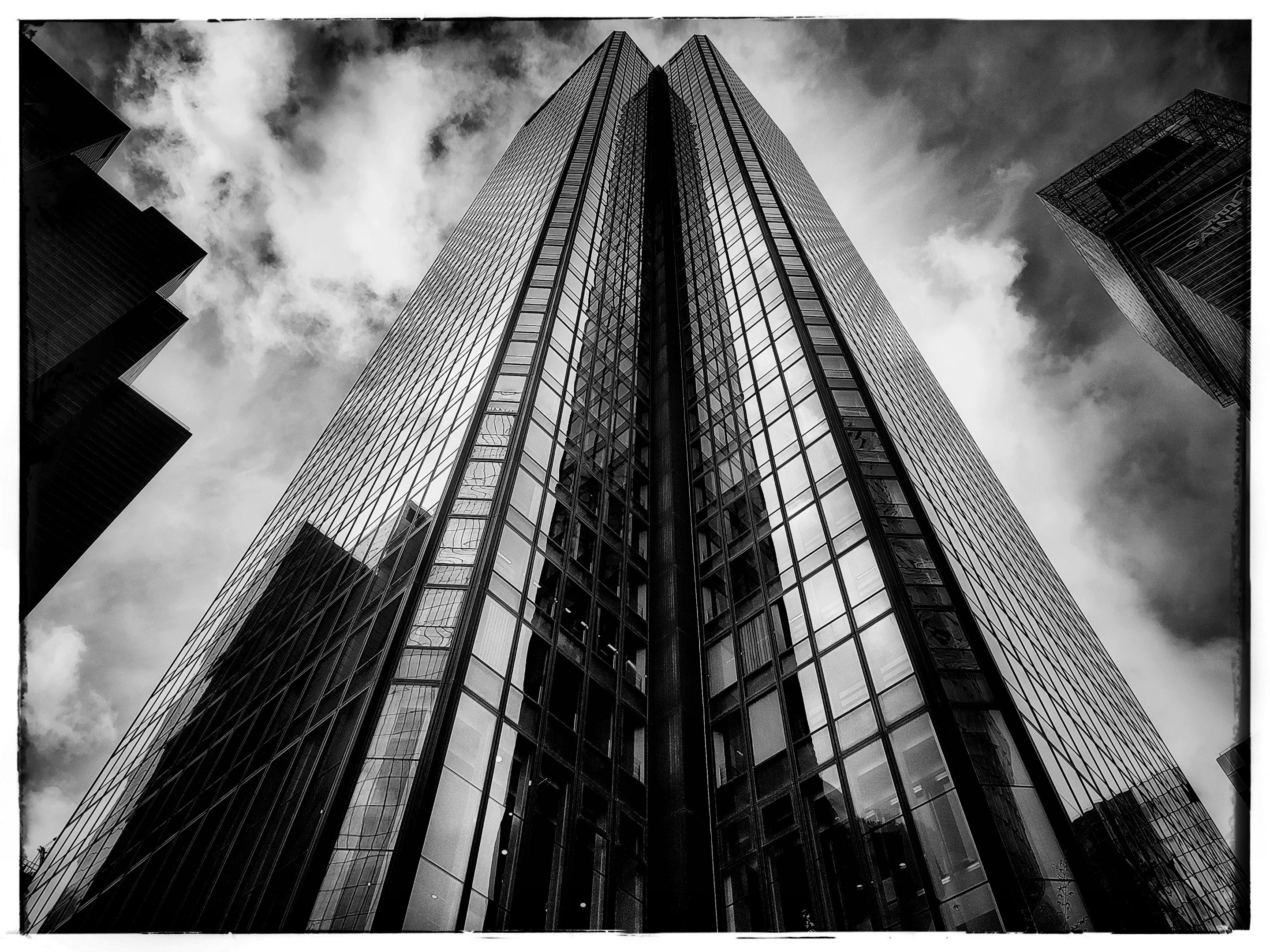 pm4_Frankreich La Défense 1759989797441 (1).jpg