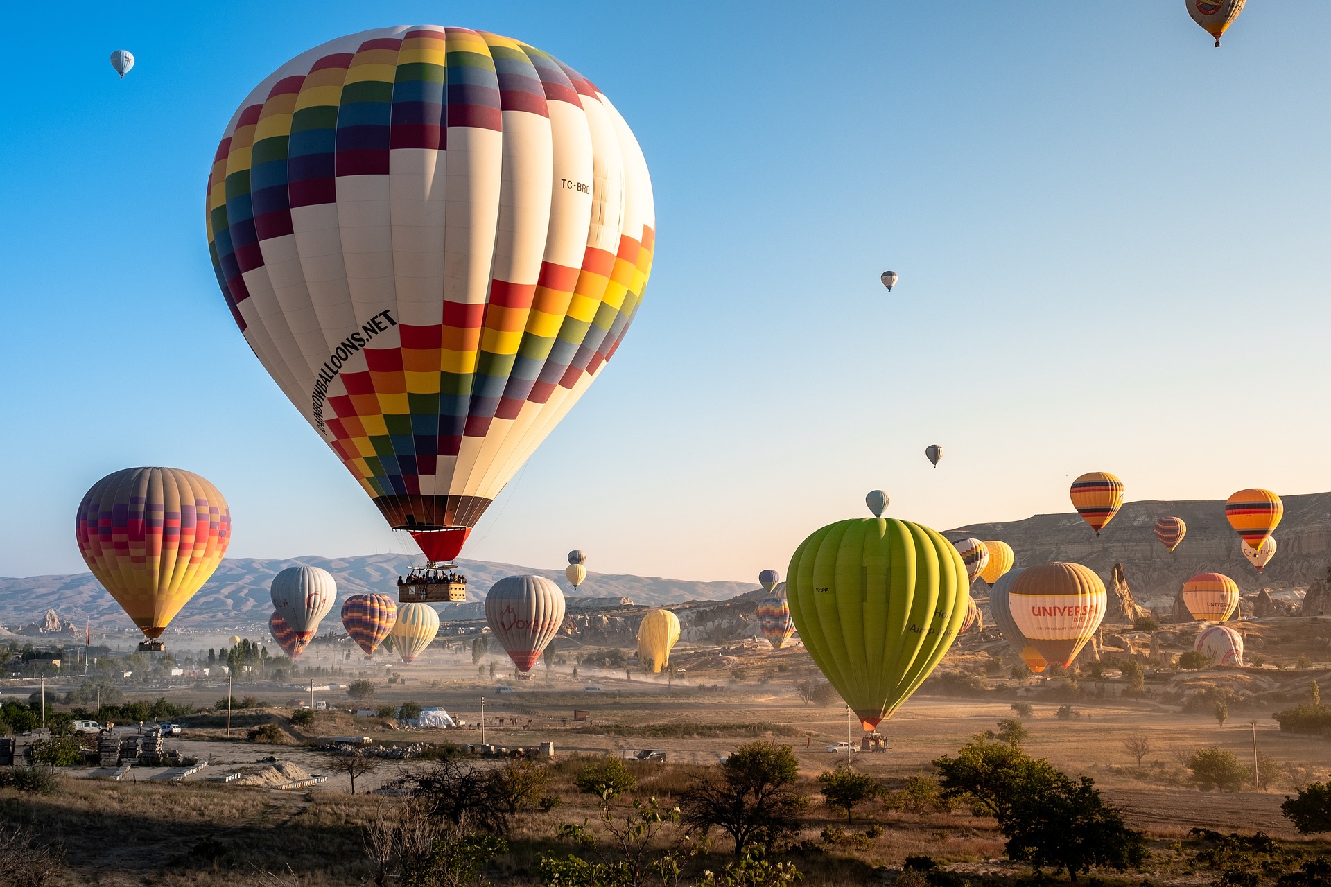 hot-air-balloons-4561267_1920.jpg