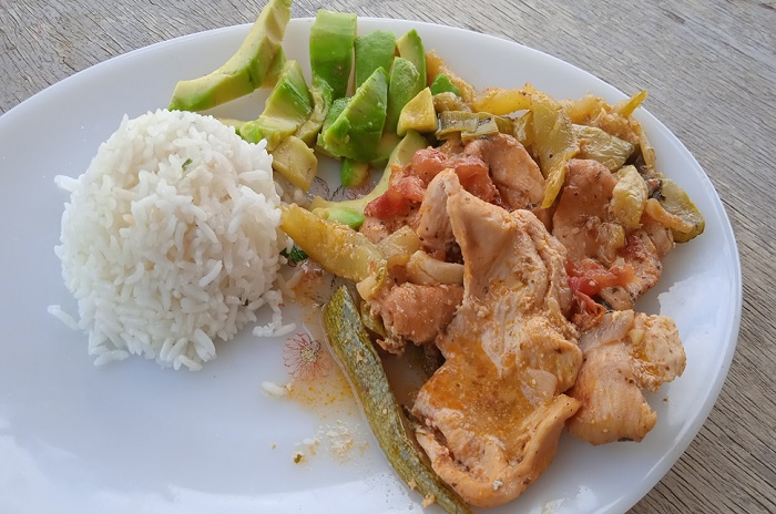 Pollo a la crema de leche y vegetales al final.jpg