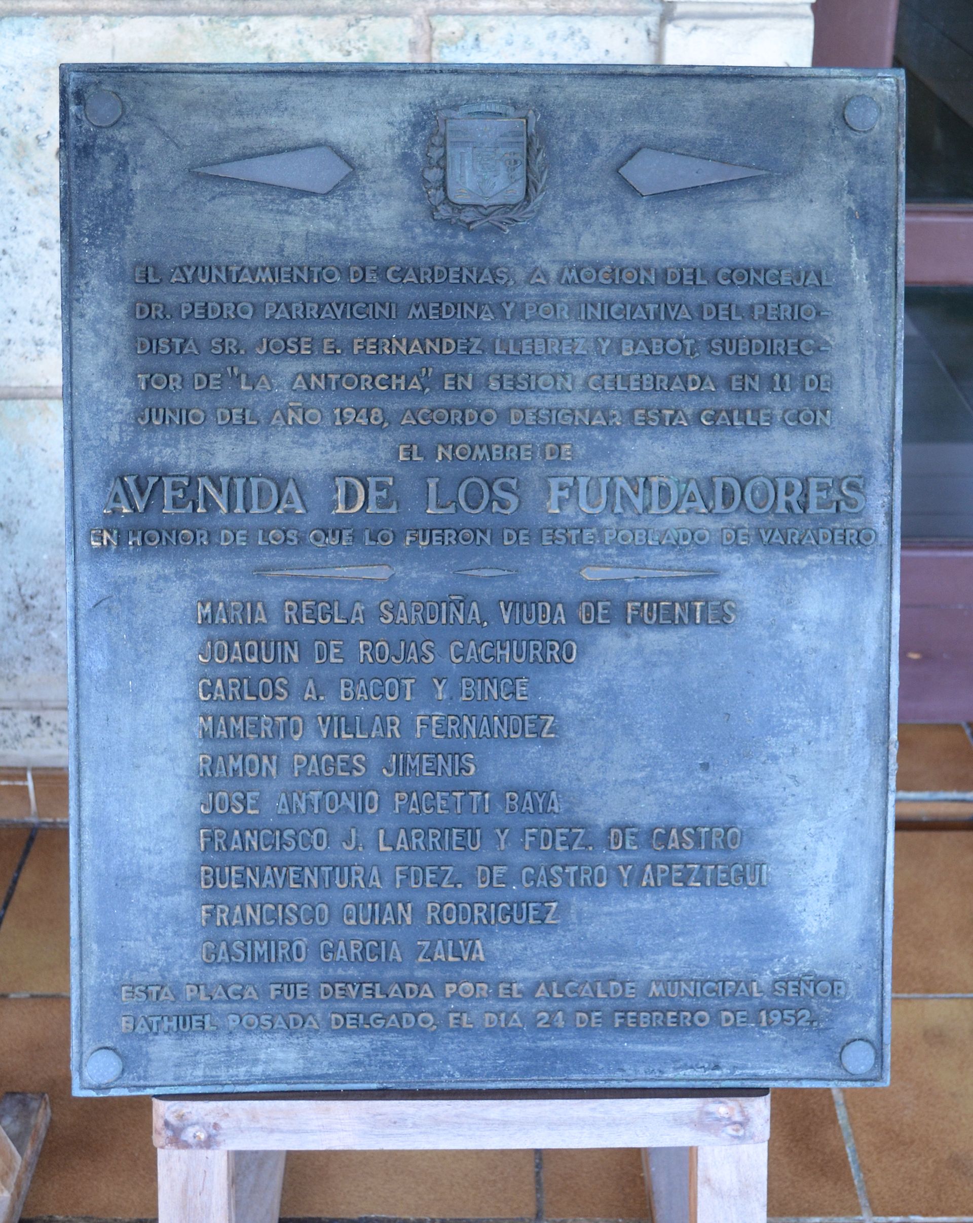 placa fundadores.jpg