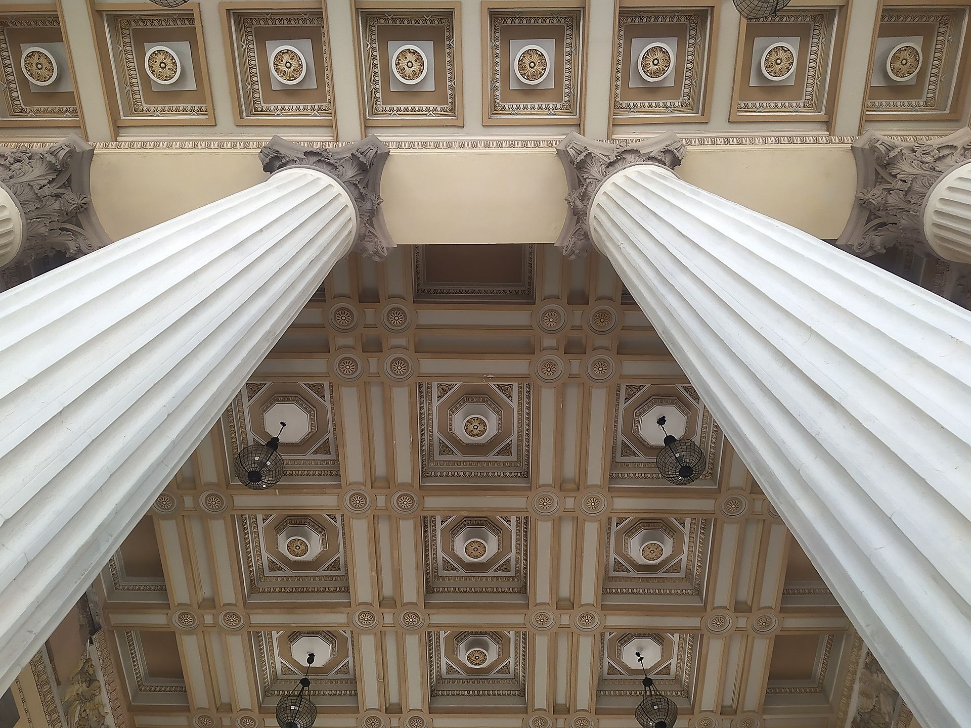 columnas rectorado.jpg