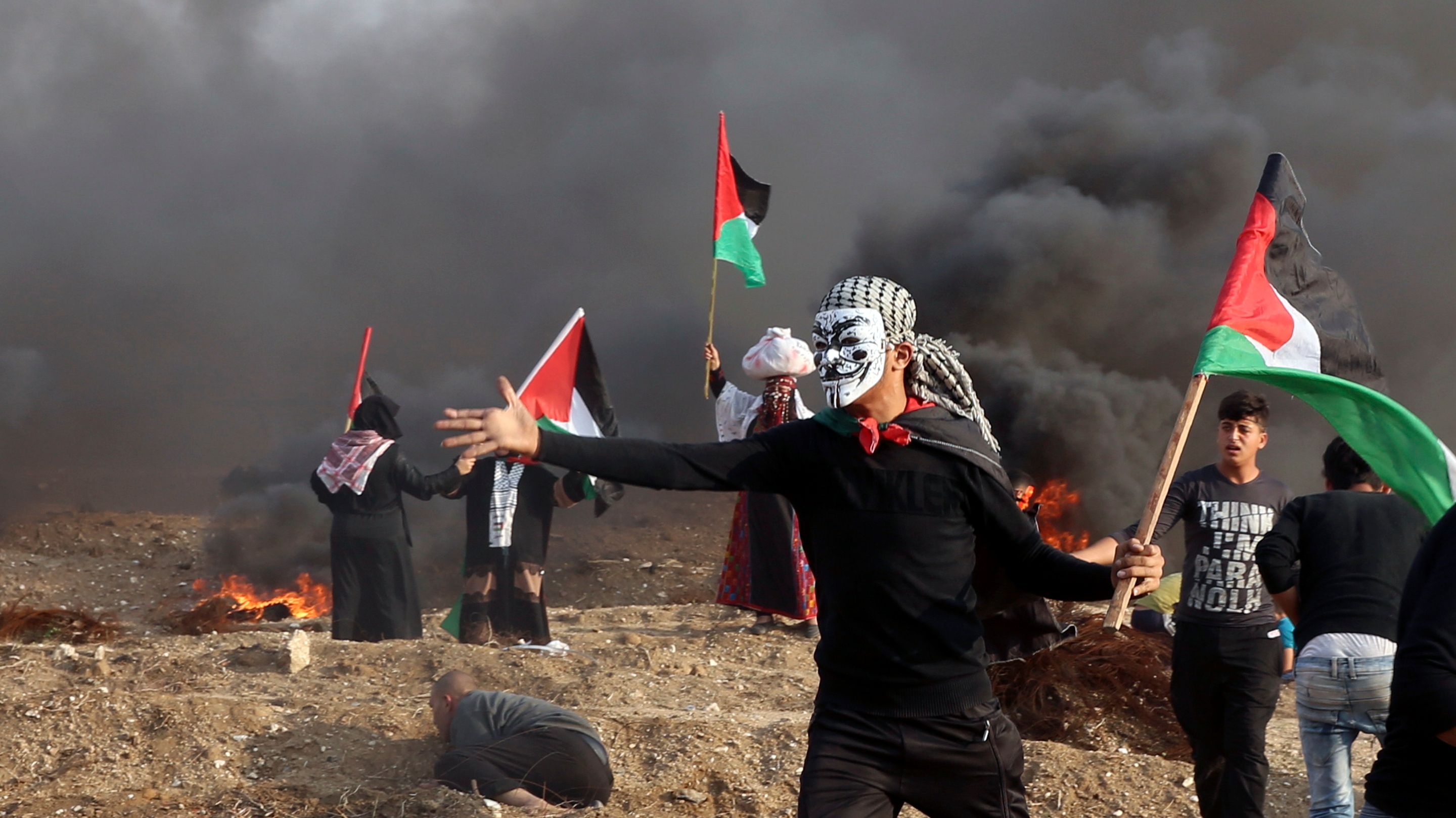fresh-fighting-erupts-amid-efforts-to-ease-gaza-violence-136430953435402601-181111224025.jpg