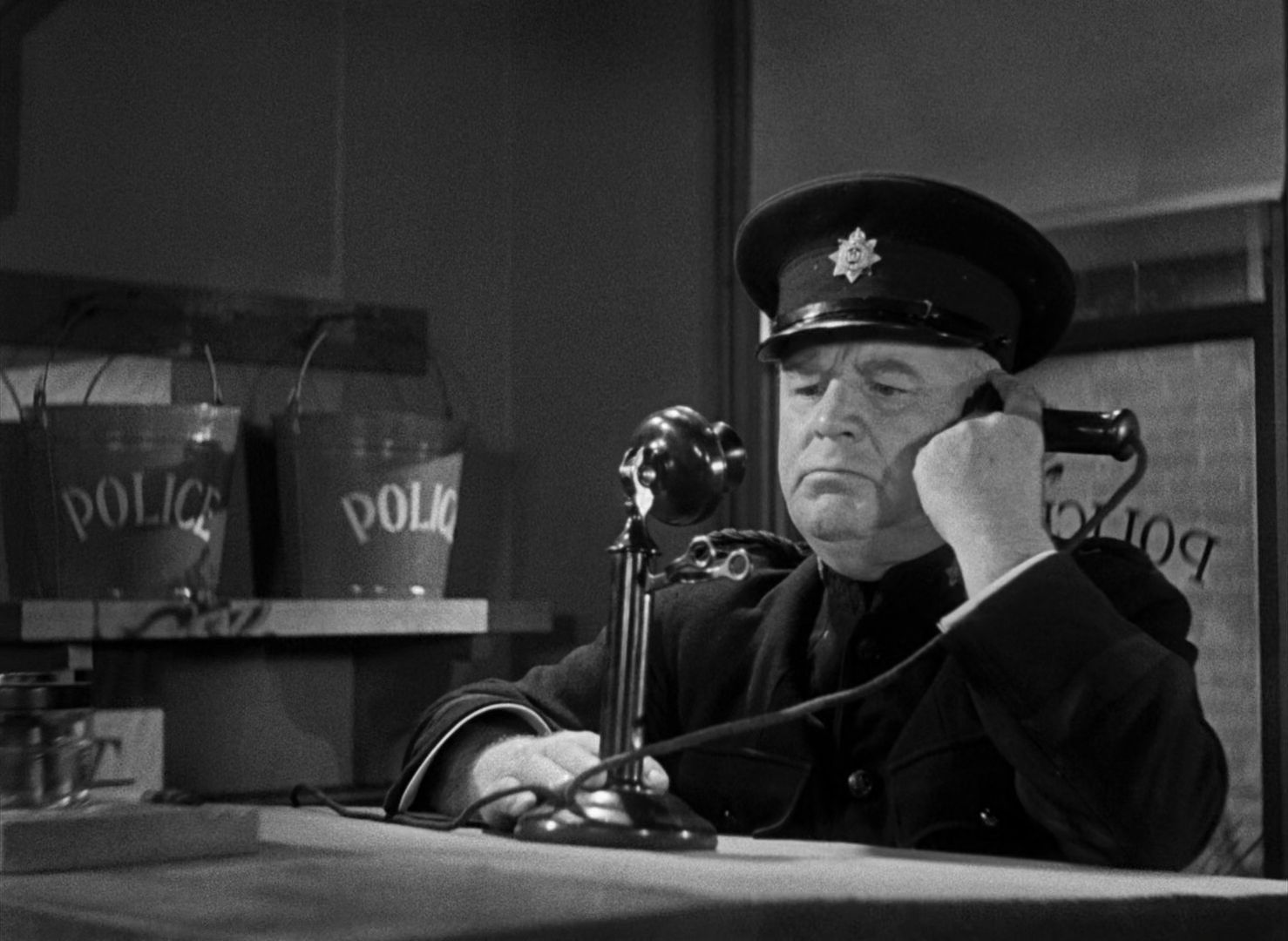 The Invisible Man (1933) (1080p BluRay x265 10bit Tigole)-0008.png