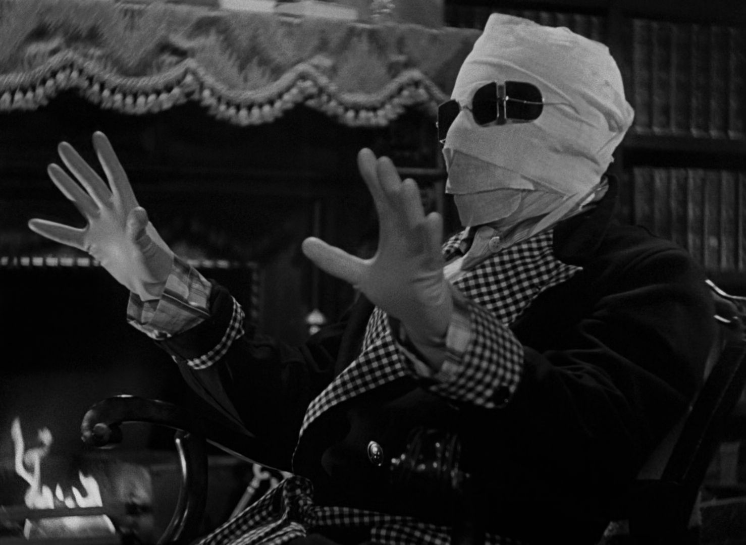 The Invisible Man (1933) (1080p BluRay x265 10bit Tigole)-0007.png