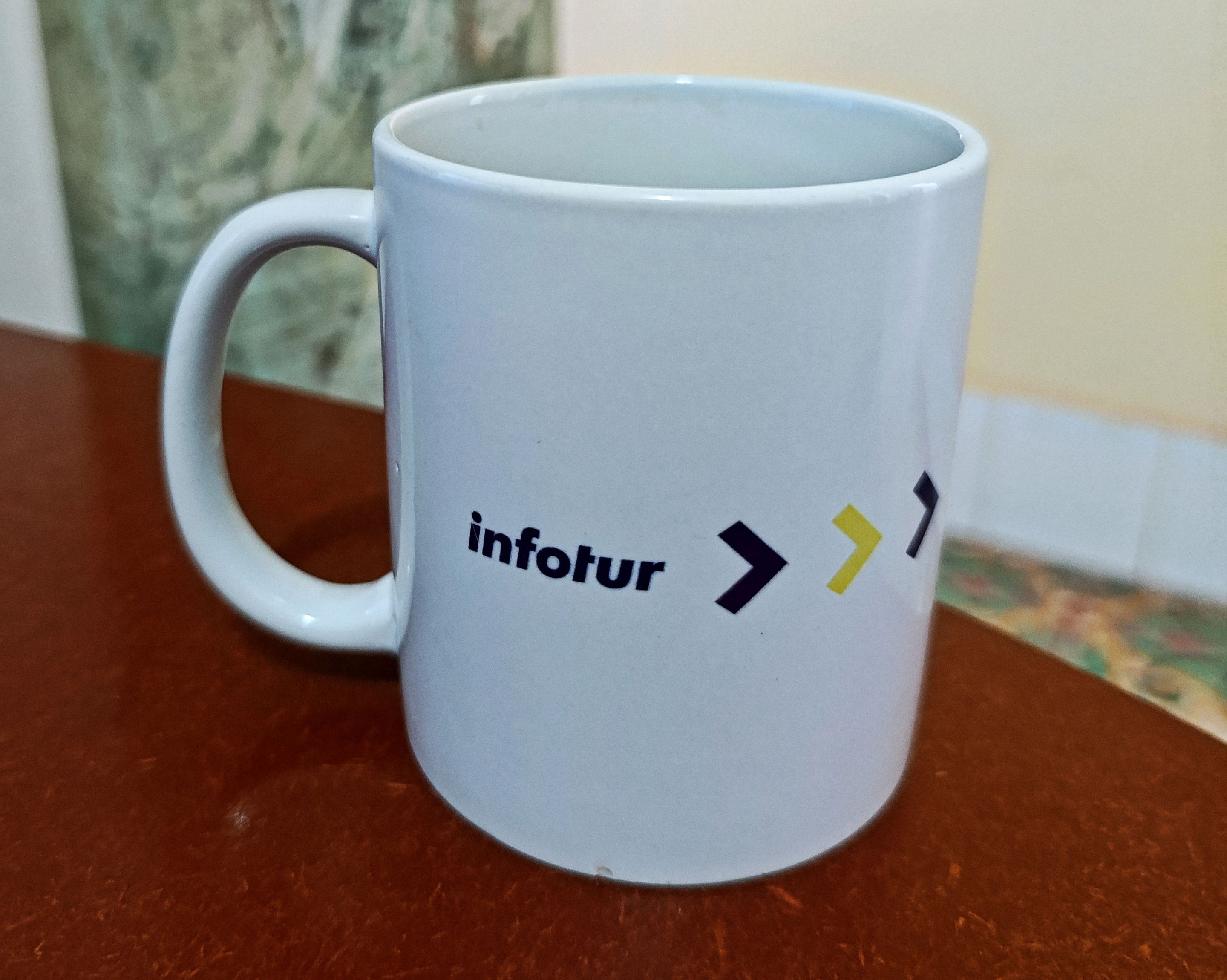Fotografía de jarra de porcelana con el logotipo de INFOTUR