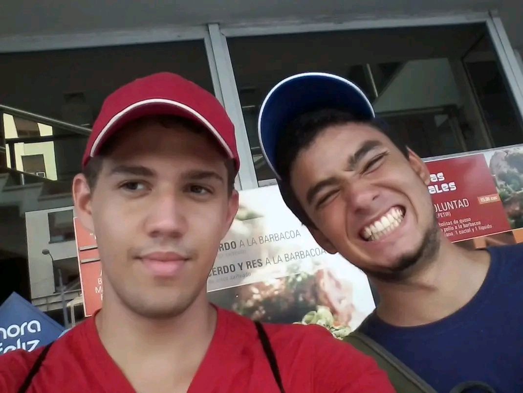 Fotografía de Fernando Garrido y su amigo sonriendo