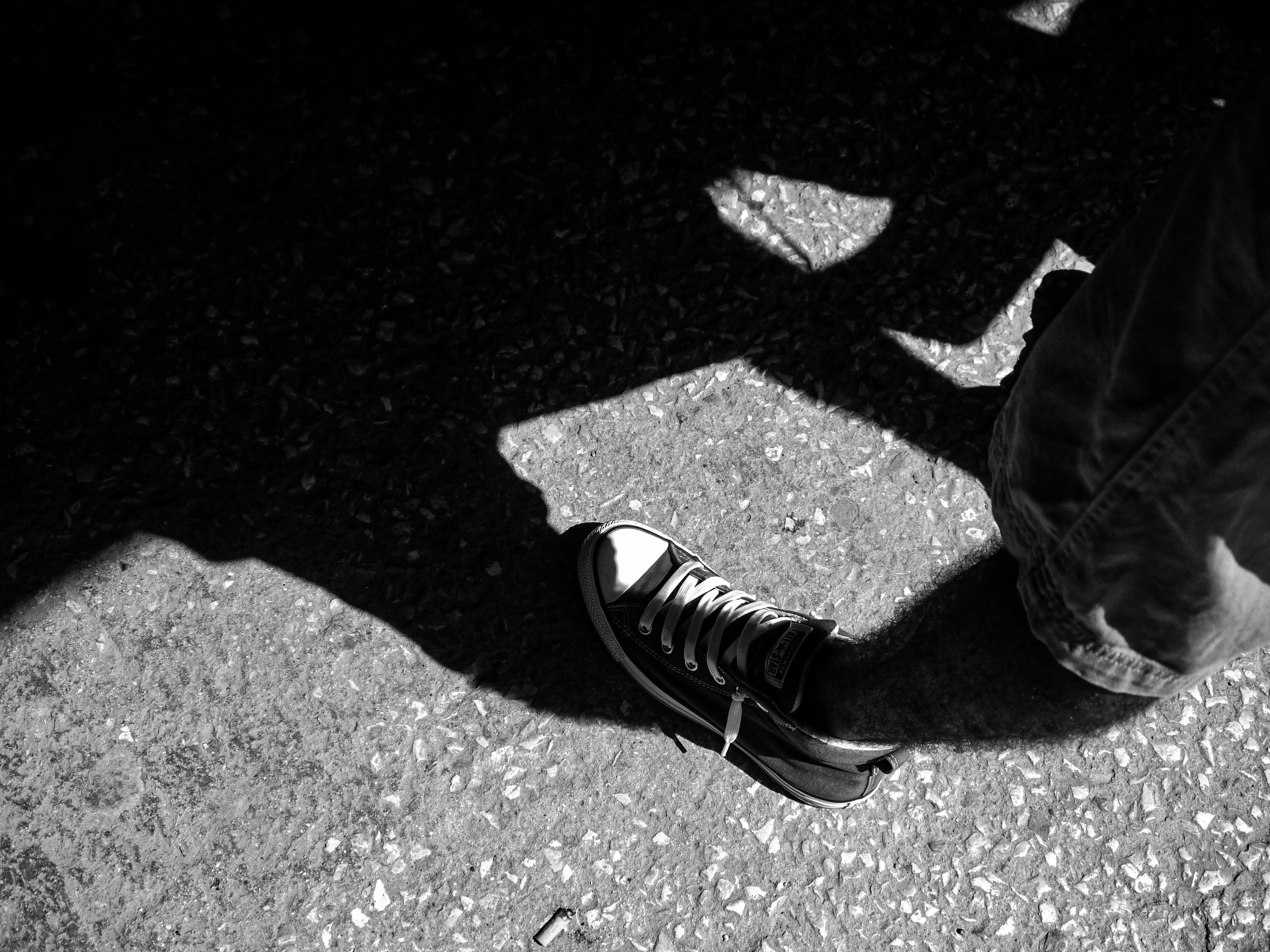 Sometimes like a cigarette butt / A veces como una colilla