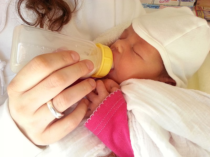 800px-Infant_drinks_milk_from_bottle.jpg