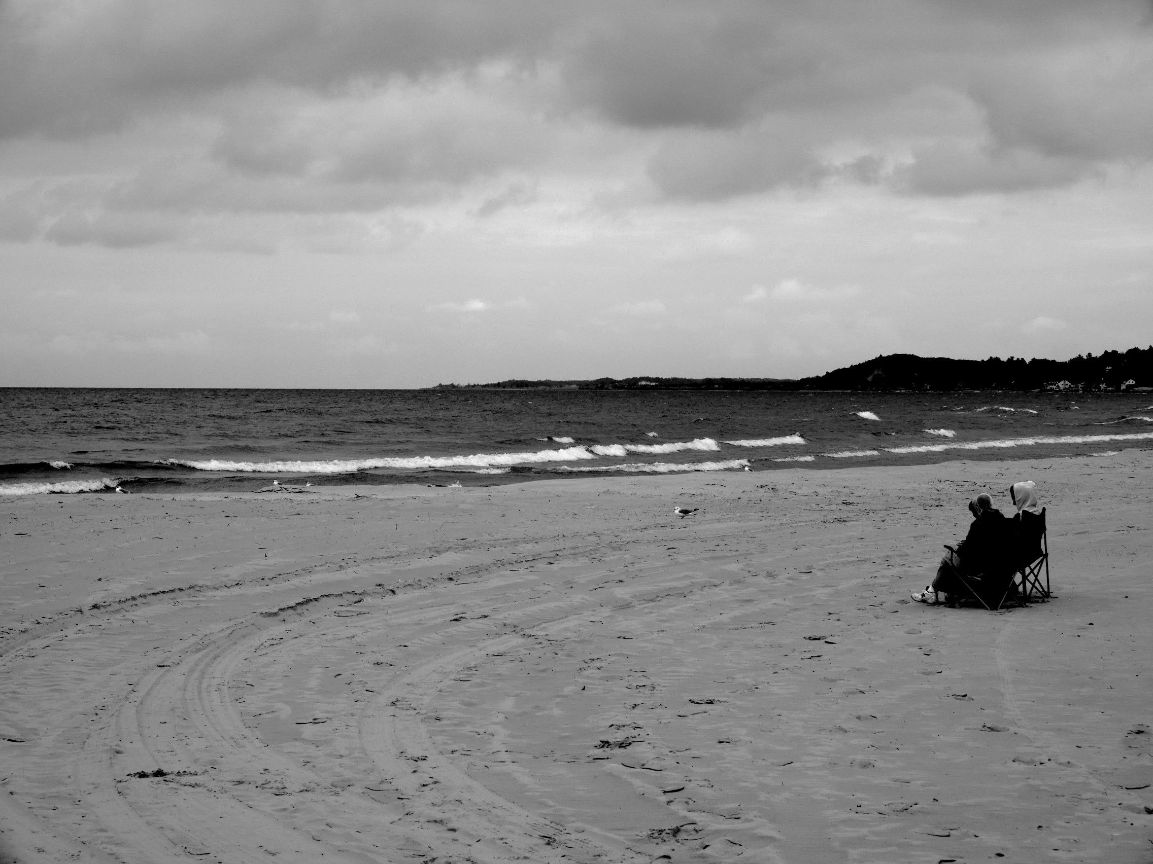 Two_People_on_Beach__MONO__P1110072.JPG