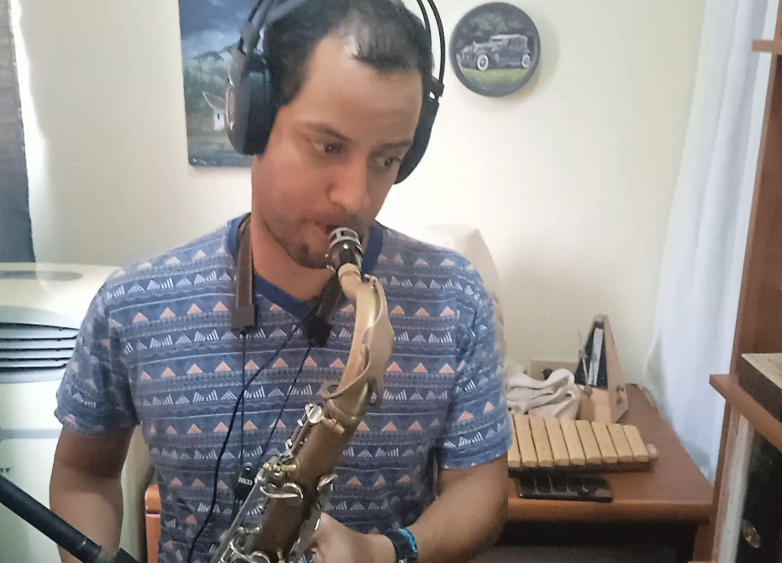 Ulises grabando el saxo.PNG