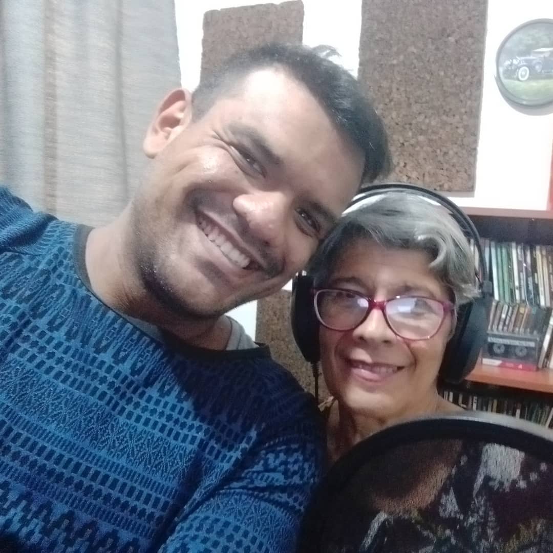 mi mamá y yo grabando.jpg