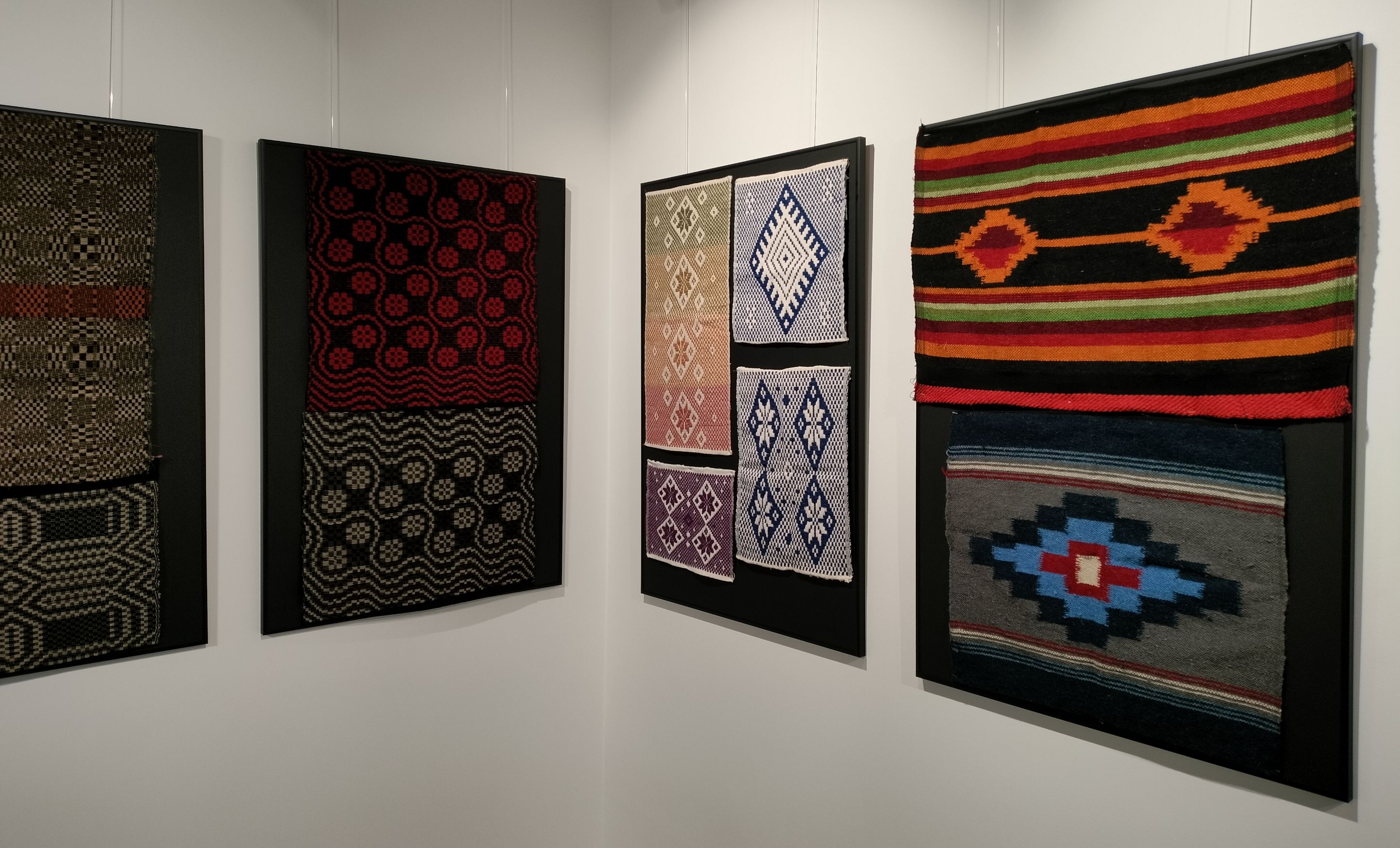 X 2024. Wystawa tkanin wykonanych podczas warsztatów w Podlaskim Insytucie Kultury w Białymstoku. Techniki od lewej: radziuszka, radziuszka - moje prace, sejpak, kilim.