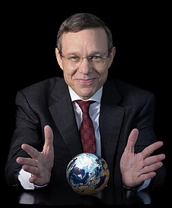 Avi_Loeb_in_2023_02.jpg