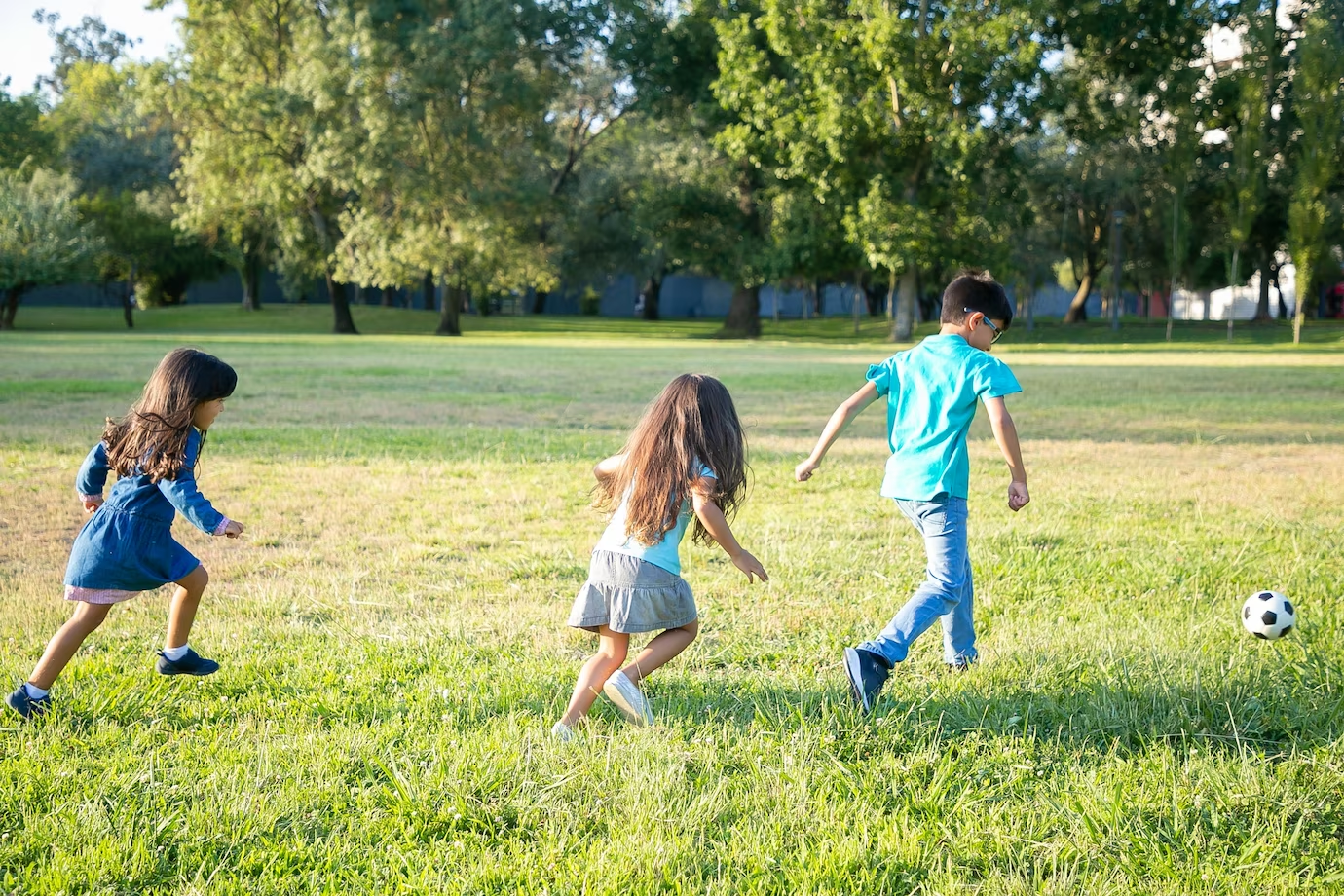 Включи я сбегу. Дети играют в футбол. Дети играют в футбол на траве. Дети в лагере играют в футбол. Дети бегут с мячиком по траве.