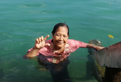 Lola Moning loved swimming in the sea. She almost always requested a lot of special beach trips during her last months