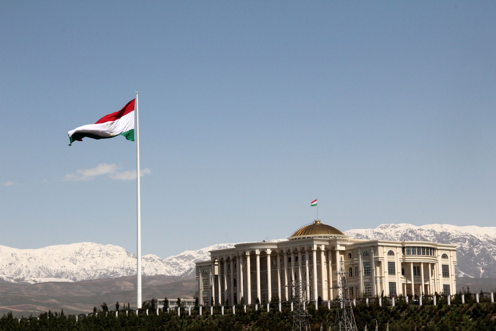 Palace_of_Nations_and_the_Flagpole,_Dushanbe,_Tajikistan.jpg