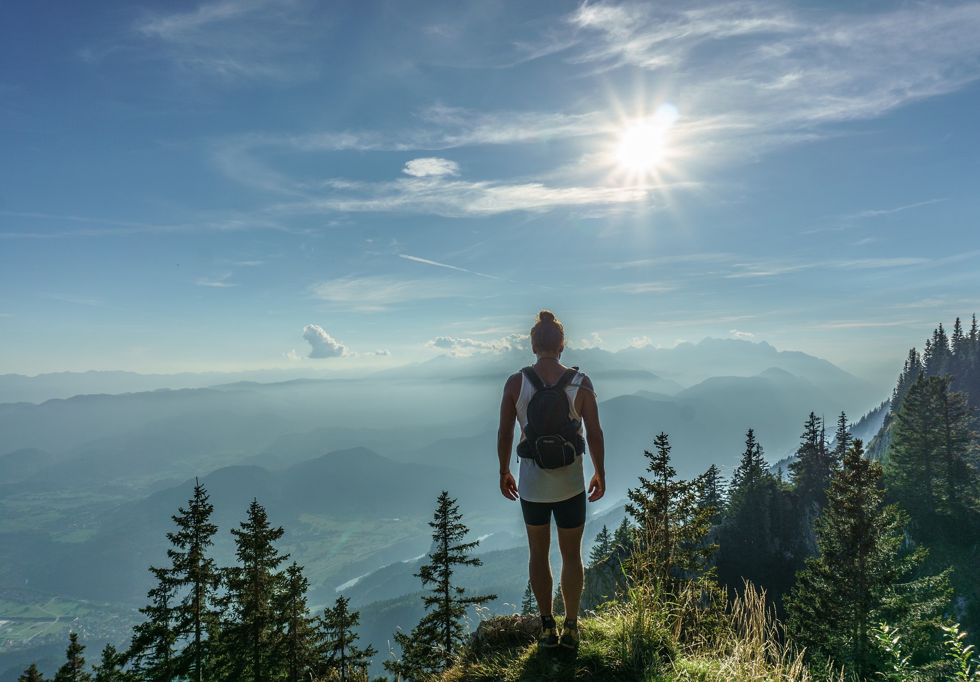 hiker918473_1920.jpg