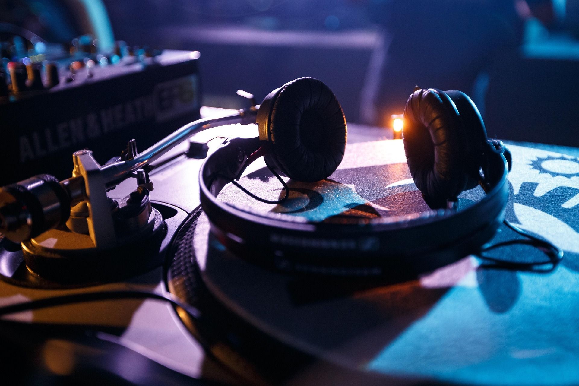 headphones-6159058_1920.jpg