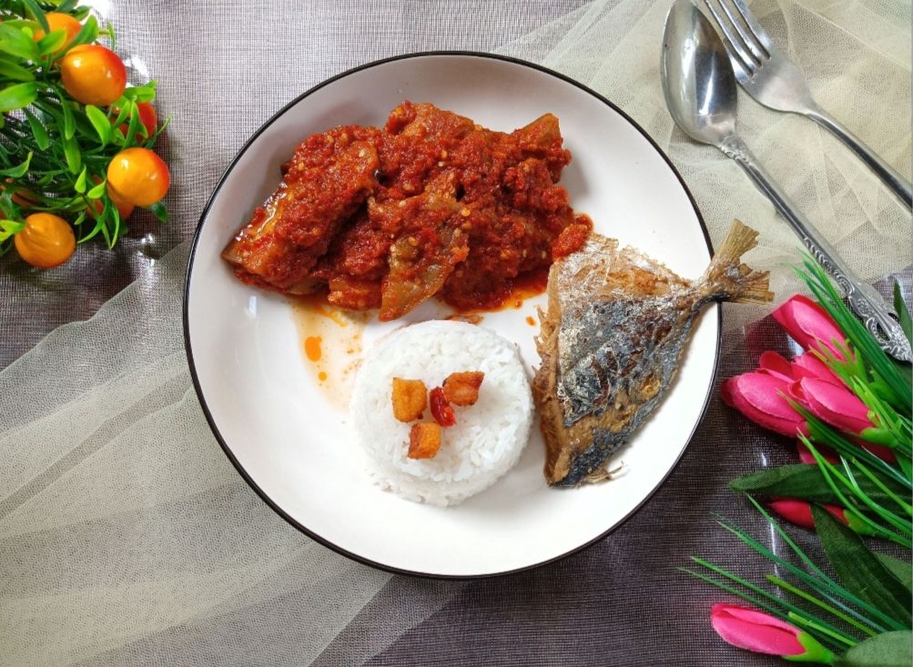 Cooking purple eggplant with chili sauce for my lunch at home