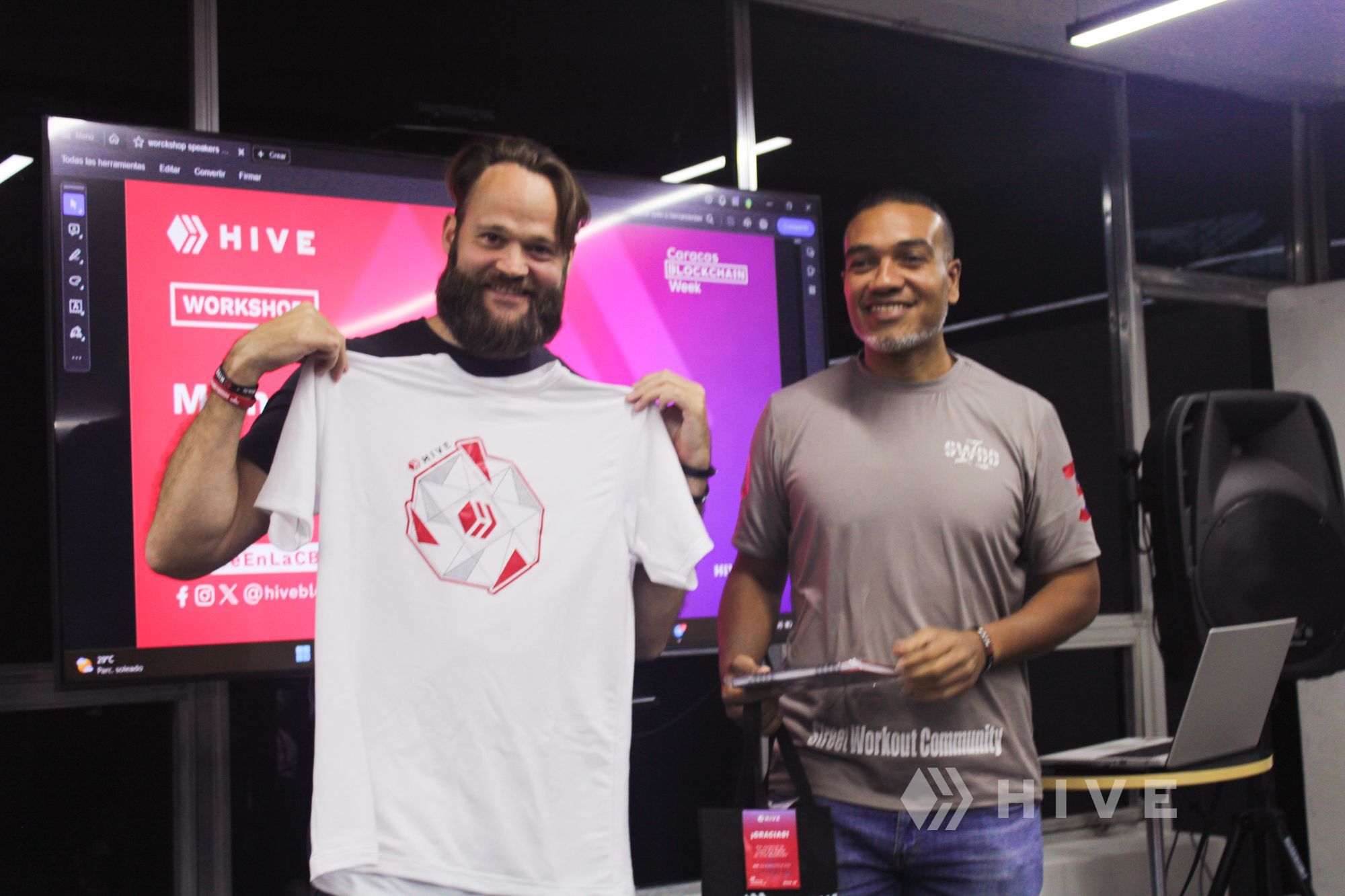 @yonnathang entregando la merch de Hive a los asistentes del Workshop y al team de Hive - @yonnathang handing out Hive merch to Workshop attendees and the Hive team