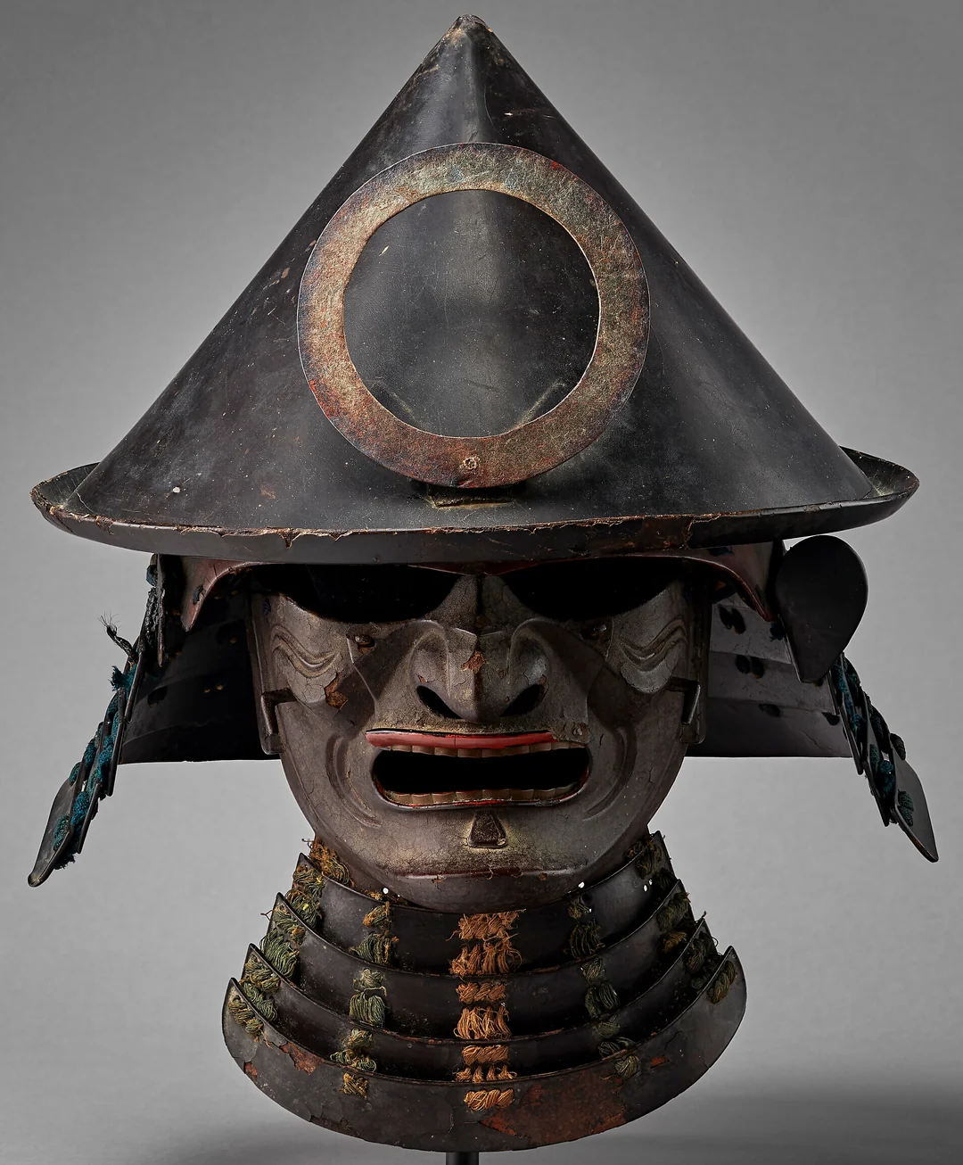 conical-helmet-with-iron-mask-japan-17th-century-1910x2310-v0-1zubicpa1tta1.webp