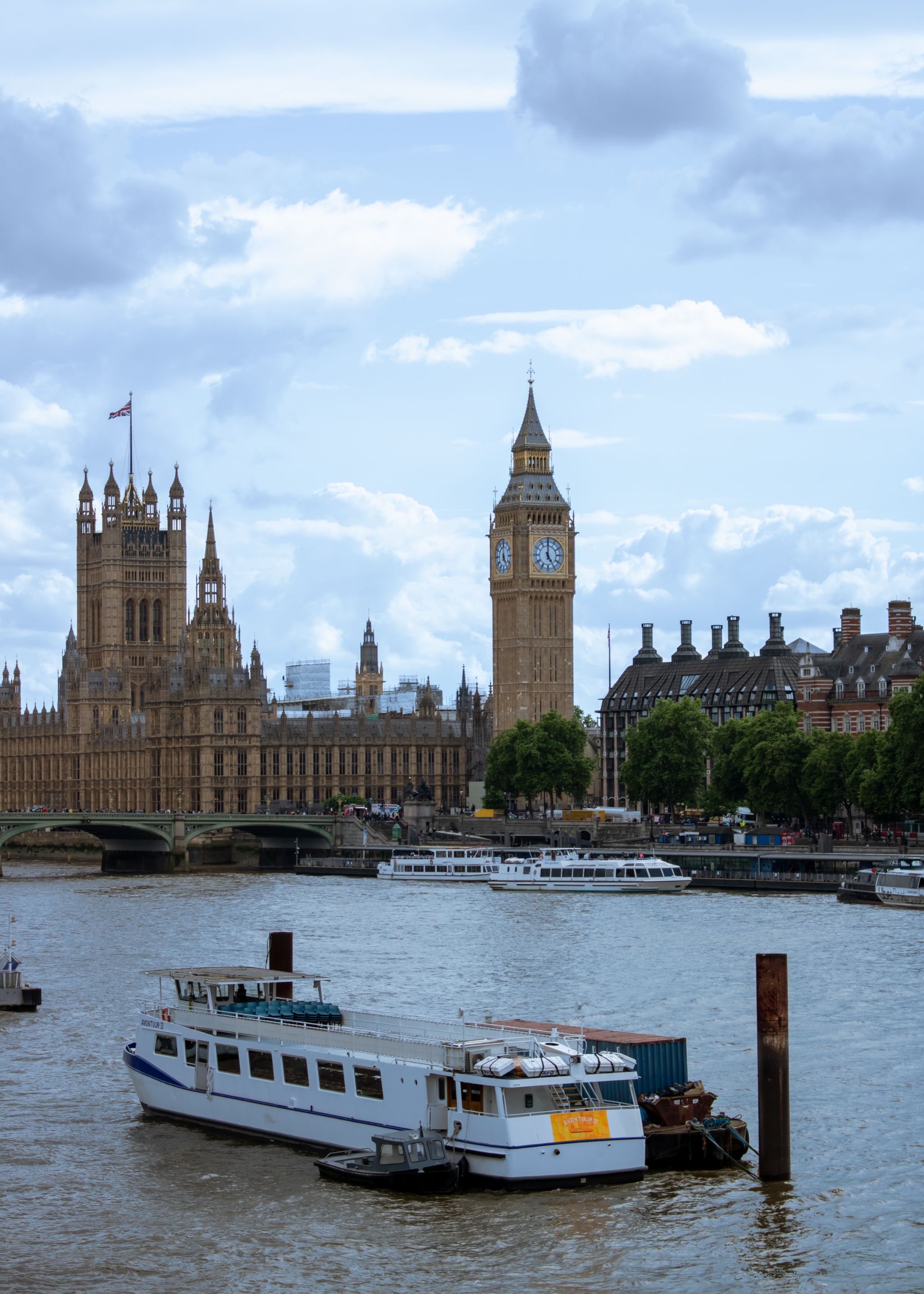 Big Ben view from the other side of the river Thames with some boats.jpg